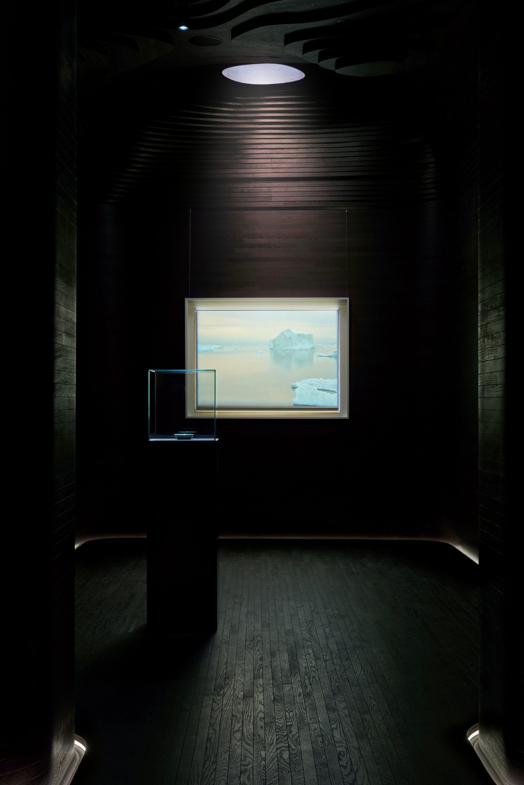 「冰：龍美術館借展雙珍」展出格哈德．里希特的《冰山》和北宋汝窰天青釉洗。（蘇富比提供）