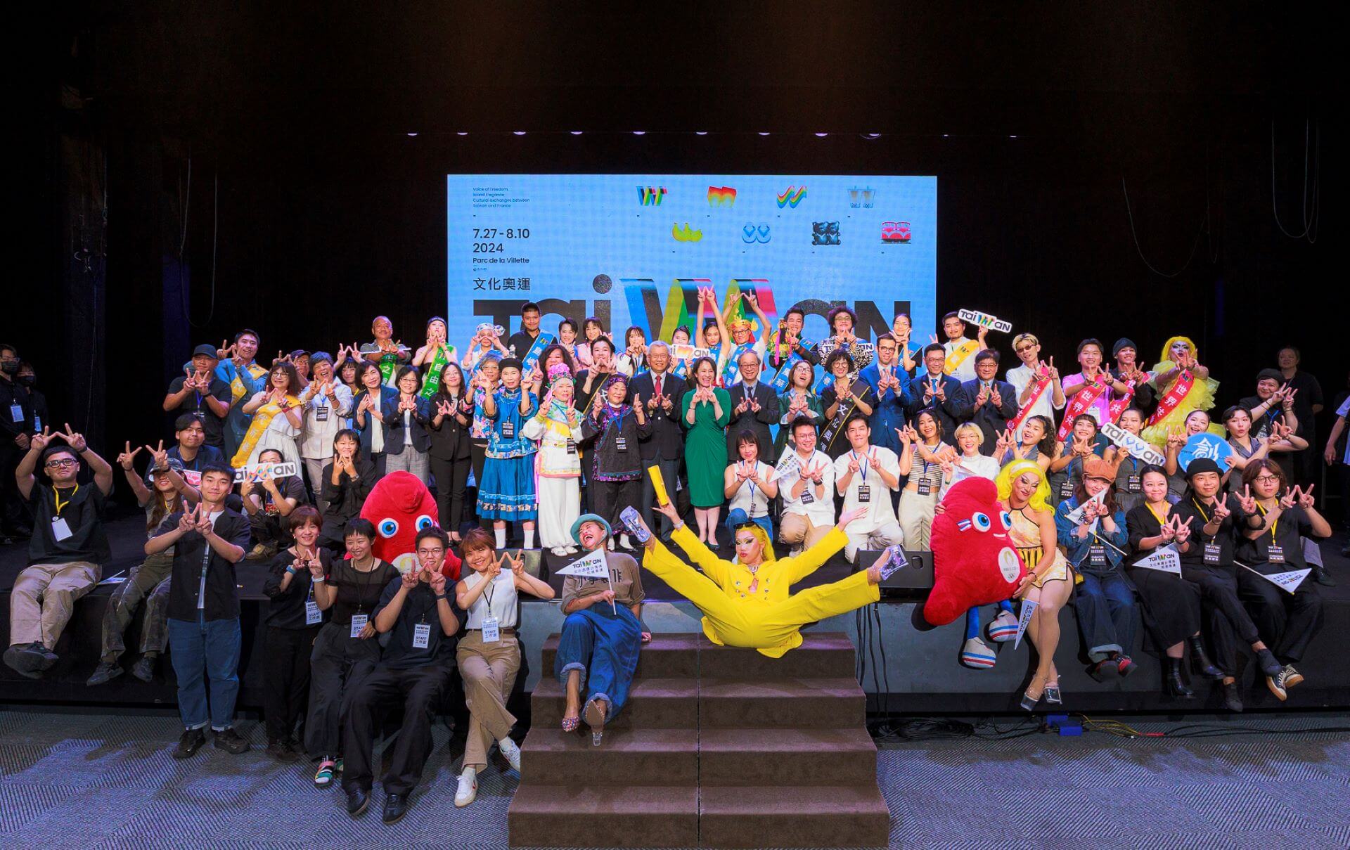 臺灣22組表演團隊將在巴黎文化奧運帶來60場演出，以藝術反映臺灣當代多元的人文地景。今（26）日副總統蕭美琴為團隊綬帶，全員以雙手比「V」組成「W」，象徵臺灣團隊一切順利也勝利。（文化部提供）