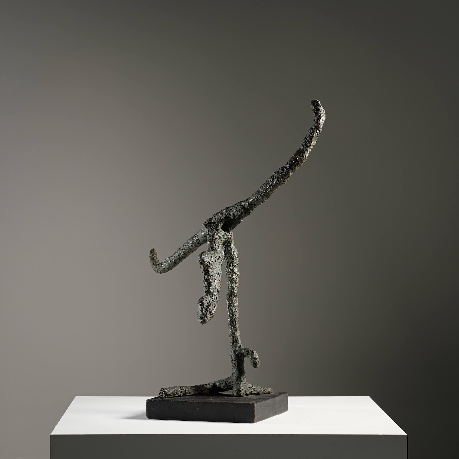 楊英風，《賣勁》，1963，銅雕，68×41.5×92cm。（亞洲藝術中心提供）