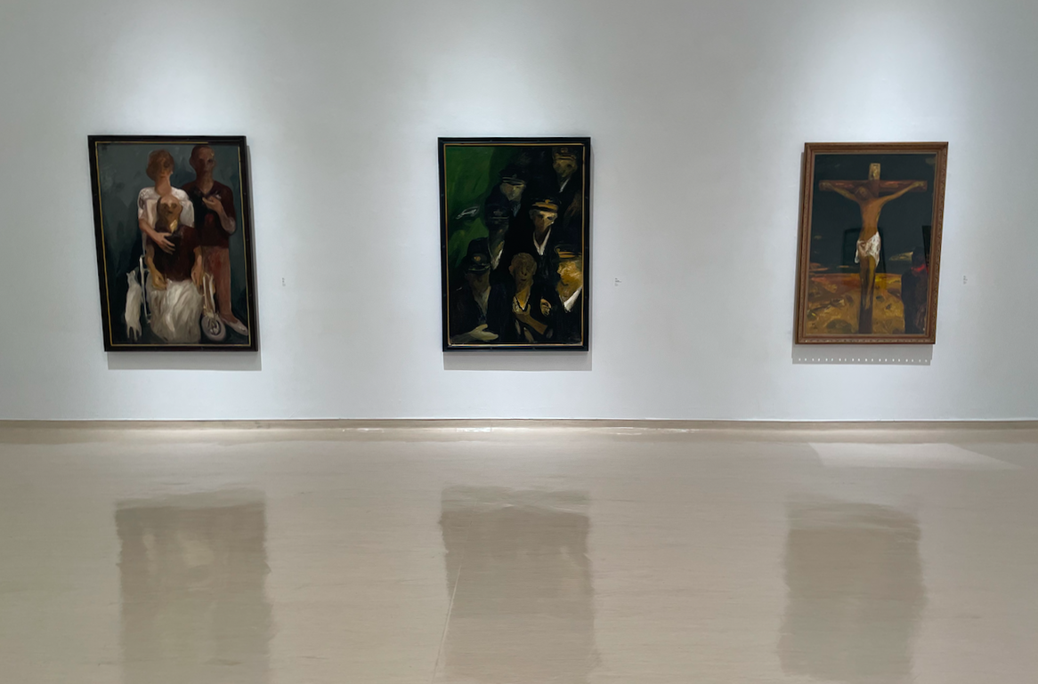 高美館「青春印記 — 收藏家龔玉葉與她的畫家朋友們」一展中，劉耿一反映臺灣民主轉型時期的創作，由左至右依序為《家族》、《死亡的行進》與《殉難圖》。（攝影／陳飛豪）