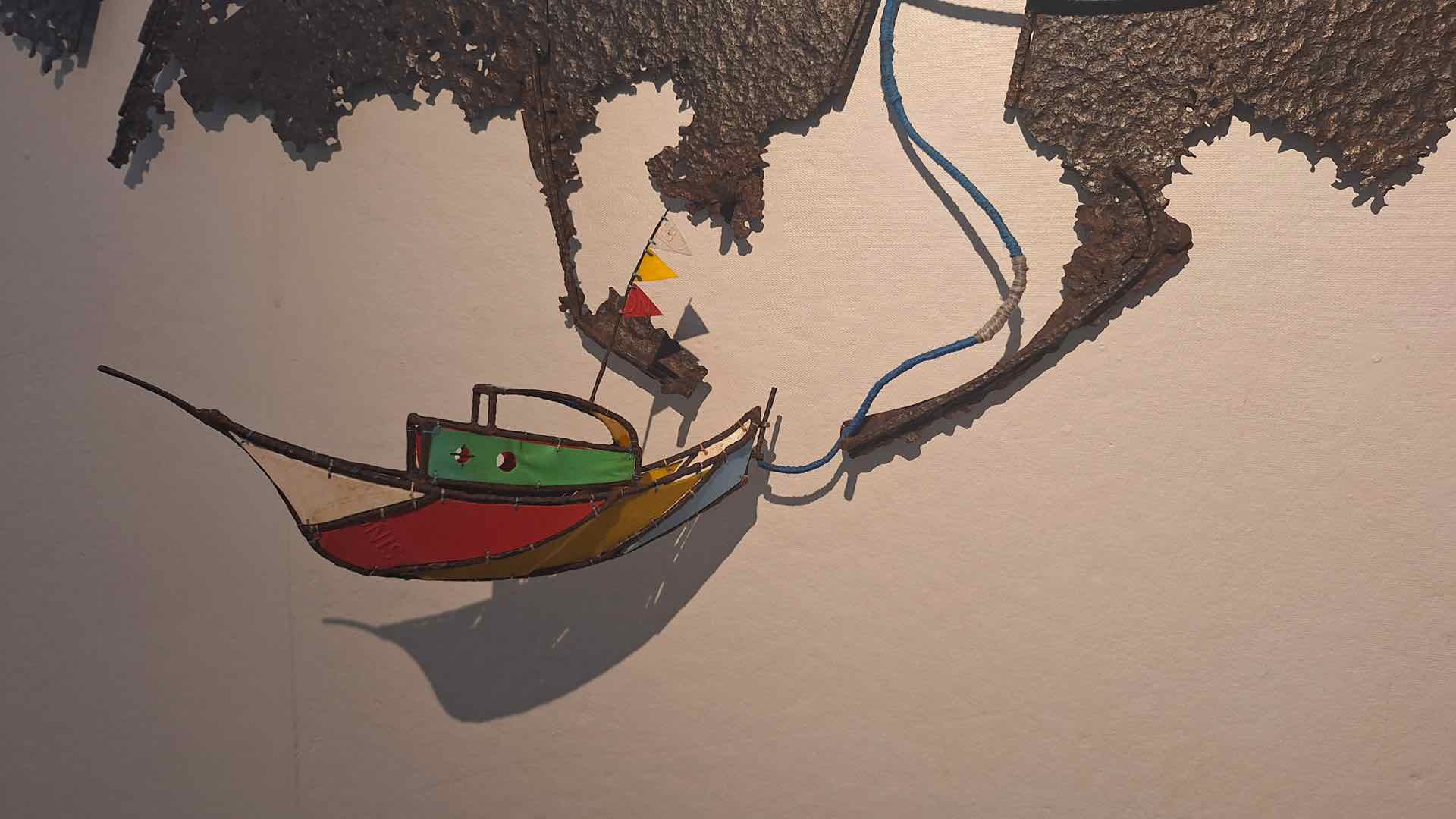 「身即海洋」展覽由吳淑倫策展，展出拉黑子・達立夫（Rahic Talif）、黃清文、王郁雯等藝術家作品，圖為「身即海洋」展覽現場。李韻儀提供