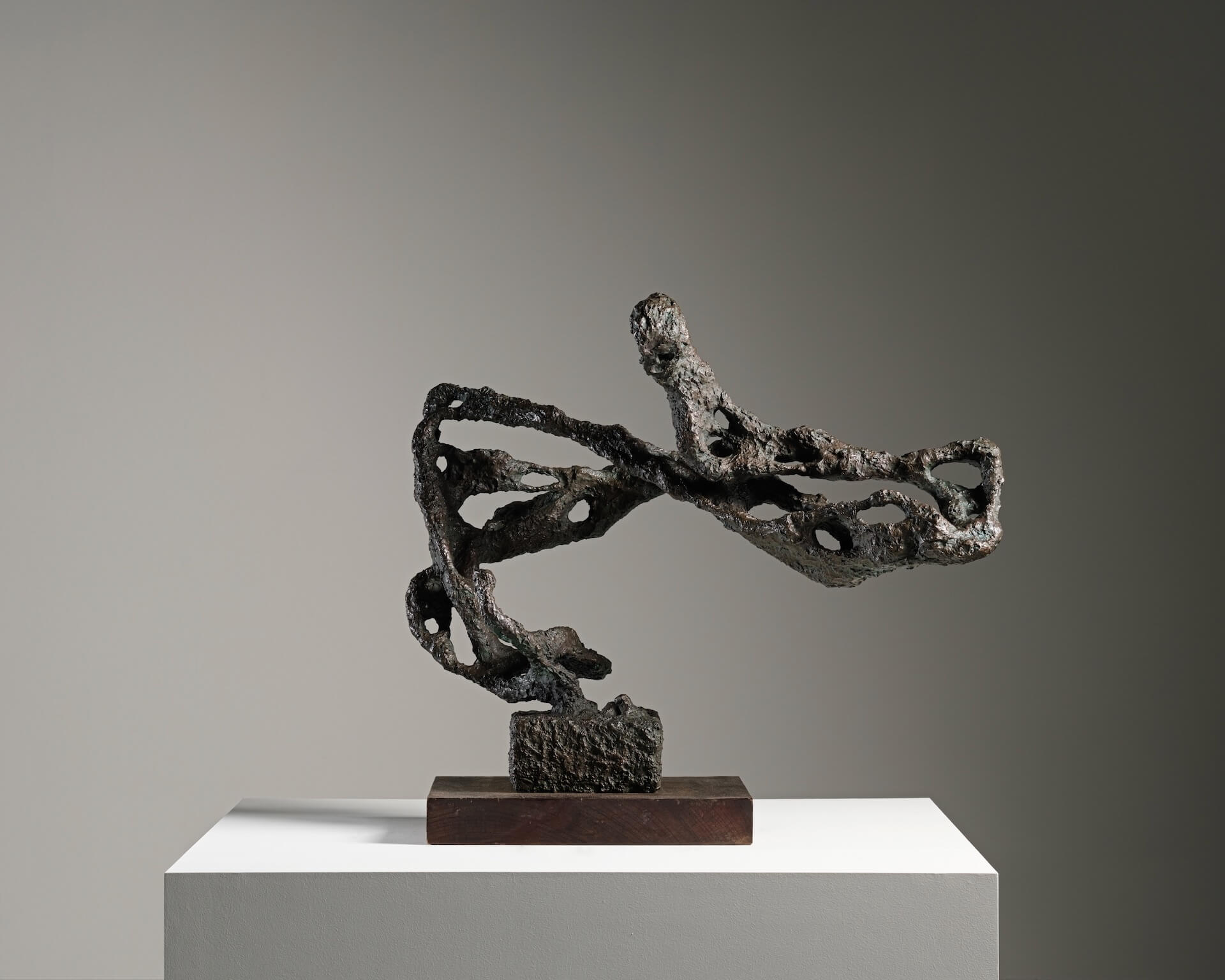 楊英風，《如意》，1963，銅雕，82×40×67cm。（亞洲藝術中心提供）