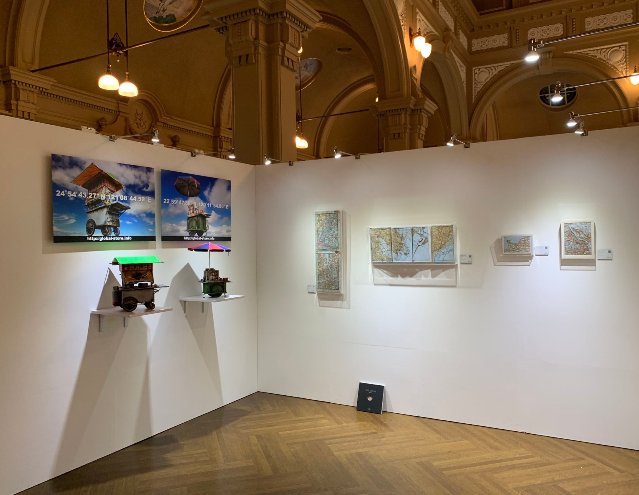 Art Osaka 2024中德鴻畫廊展位一隅。（德鴻畫廊提供）