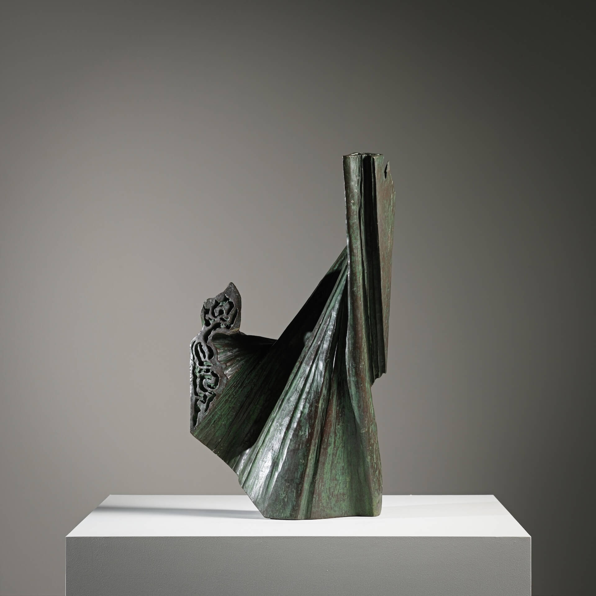 楊英風，《有容乃大》，1970，銅雕，45×24×82cm。（亞洲藝術中心提供）
