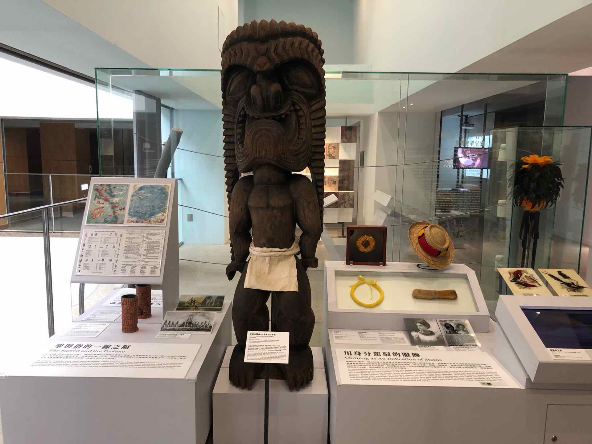 在「南島世界・世界南島」的展覽中的戰神（Kū）雕像，該雕像雖然是復刻版，但在精神上卻具有高度的鼓勵意味。林芳誠提供