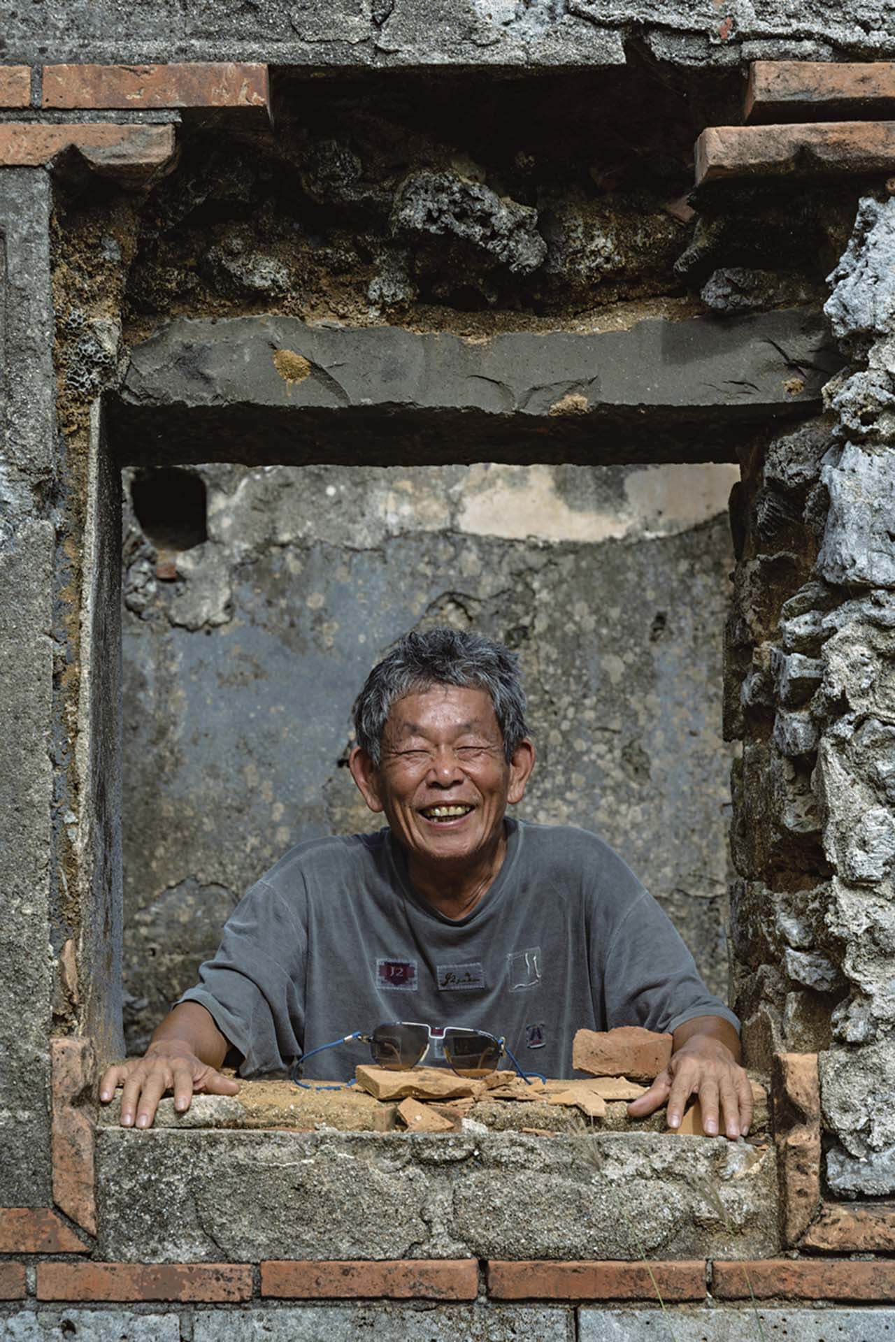 在澎湖的許雨仁，他行走於山海之間，筆下關懷種種環境議題，也關照現實中的理想與衰敗。（攝影／林永昌，采泥藝術提供）