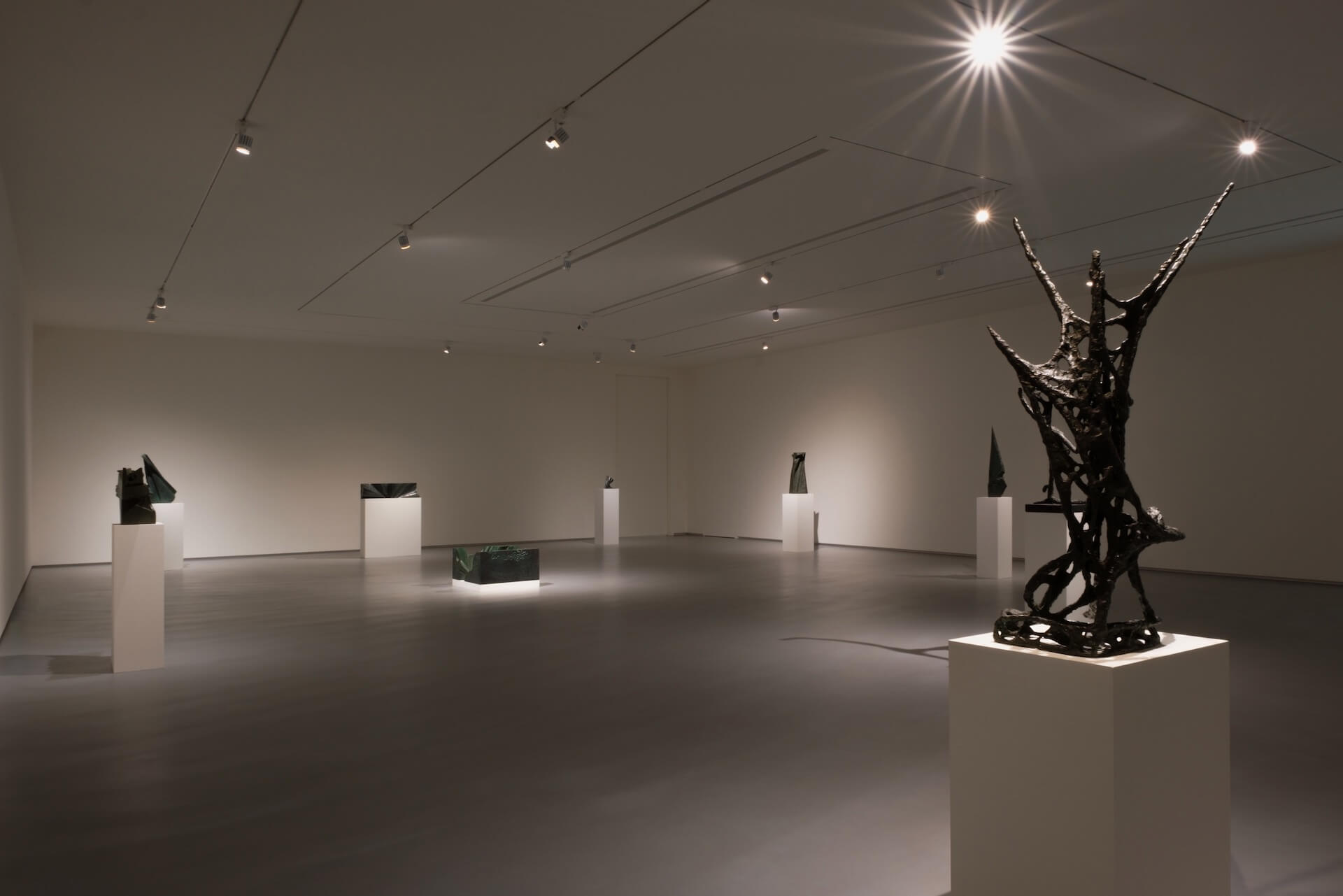 「楊英風－山魂」展場一隅。（亞洲藝術中心提供）