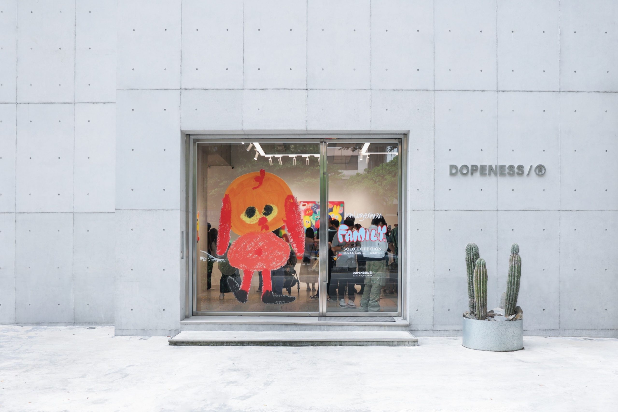 「FAMILY」展覽期間，Dopeness Art Lab門口一隅。（圖／Dopeness Art Lab）