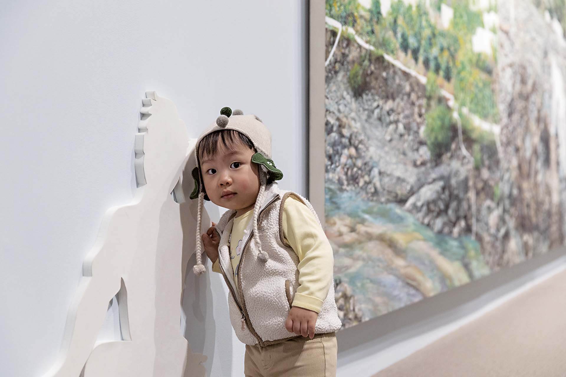 展覽中展示的10件作品大部分都有回到藝術家最初創作的風景地點錄製聲音，圖為臺北市立美術館兒藝中心委託馮志銘製作《窸窸窣窣》的局部，場景互動照。（臺北市立美術館提供）
