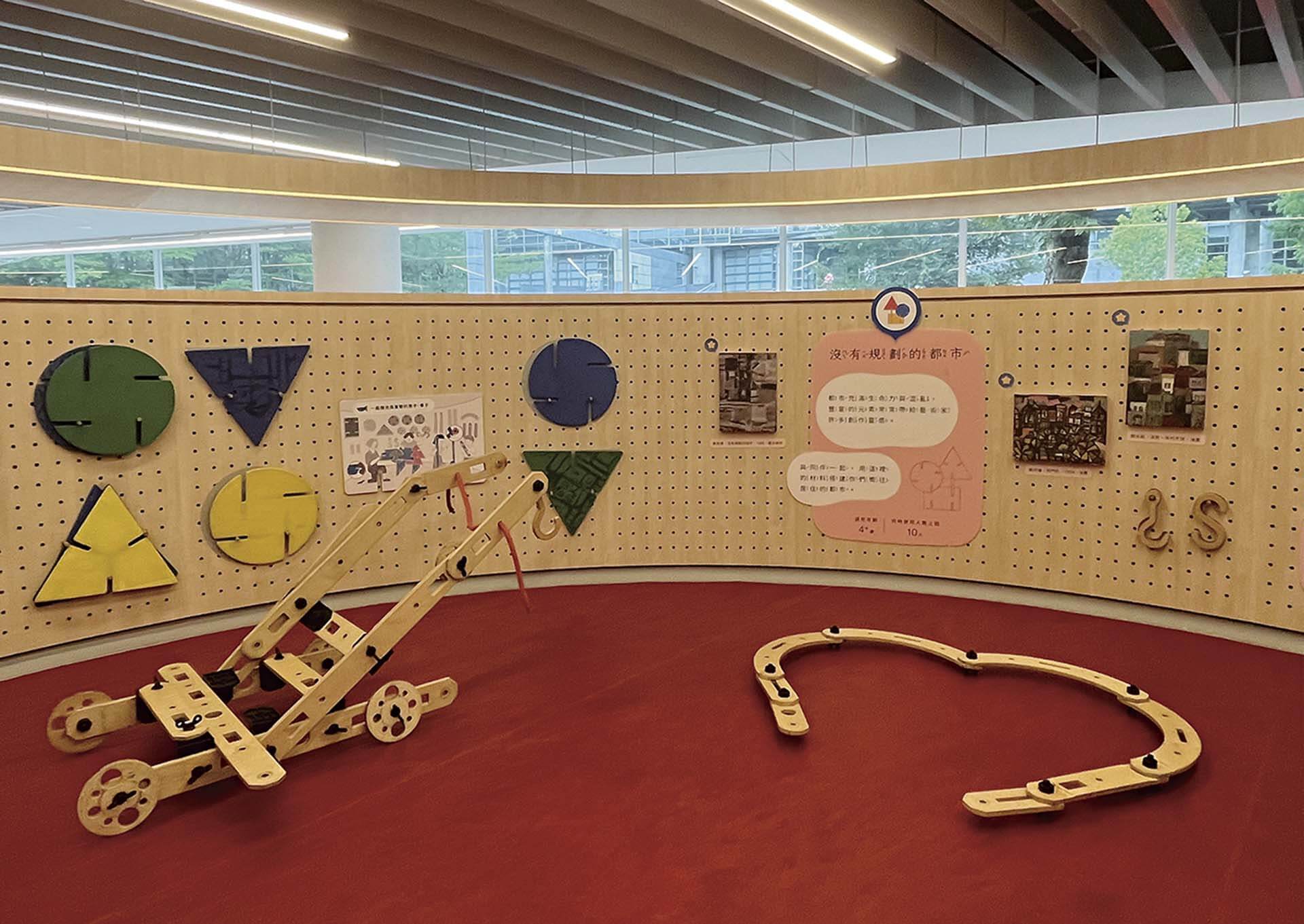兒藝基地循著國美館的臺美典藏脈絡，在創造洞內以顏水龍《洋房》一作引導小朋友們進一步認識城市規劃。（攝影／章郡榕）
