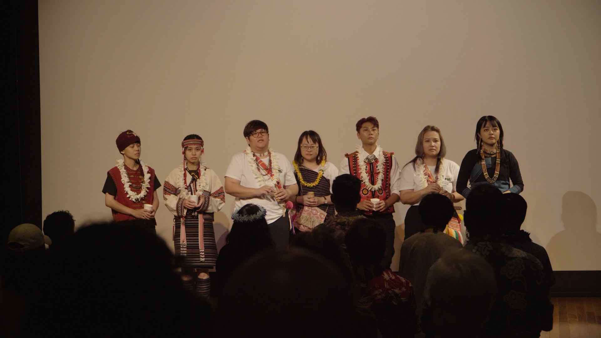 Sayun認為「回應」在交流的過程中扮演非常重要的角色。如果交流只限於某一方一昧地接收，但沒有收到任何回應，那彼此不會知道對方心裡在想什麼。圖為原住民族電影學院在檀香山藝術博物館影廳，在首演前的祝福雙方的儀式，原住民電影學院提供