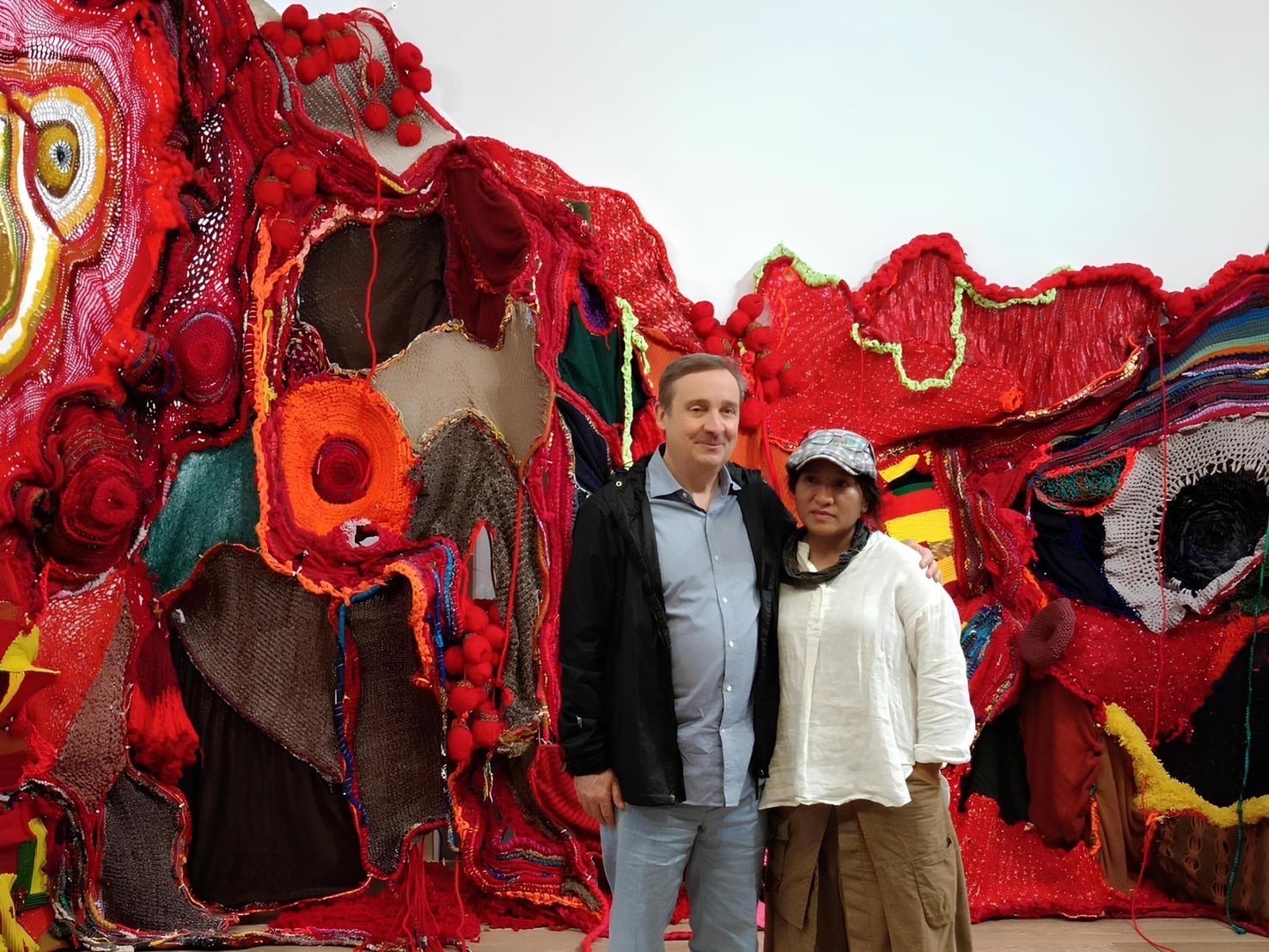 英國泰德現代美術館國際藝術收藏總監格雷戈爾·繆爾（Gregor Muir）與藝術家武玉玲。（尊彩藝術中心提供）