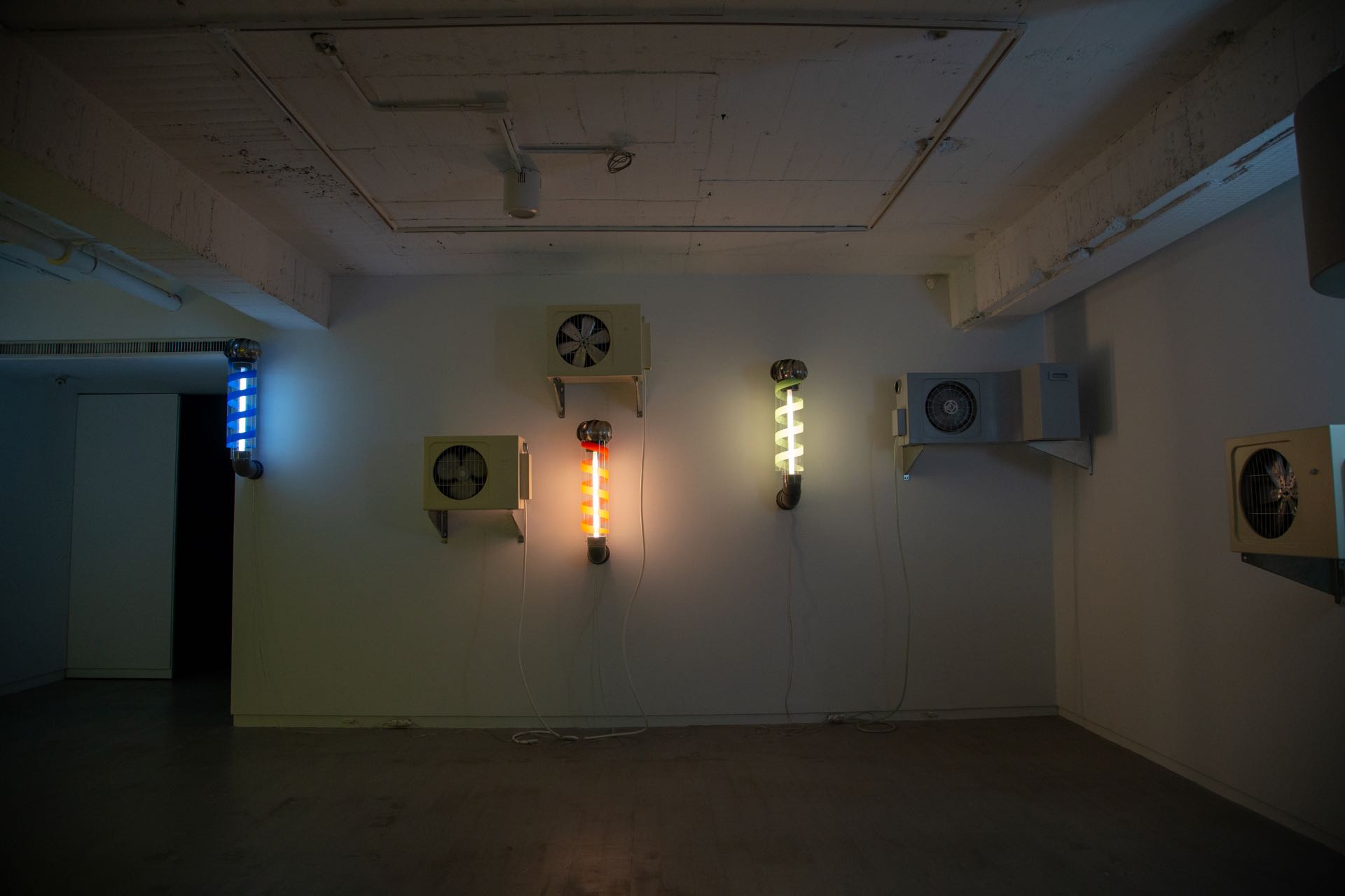 2020年谷公館的個展「19:00」，石孟鑫在展場藉由風的動力裝置、物件位置的調配，創造這些物件彼此新的關係。攝影／Kagaw Omin，谷公館提供