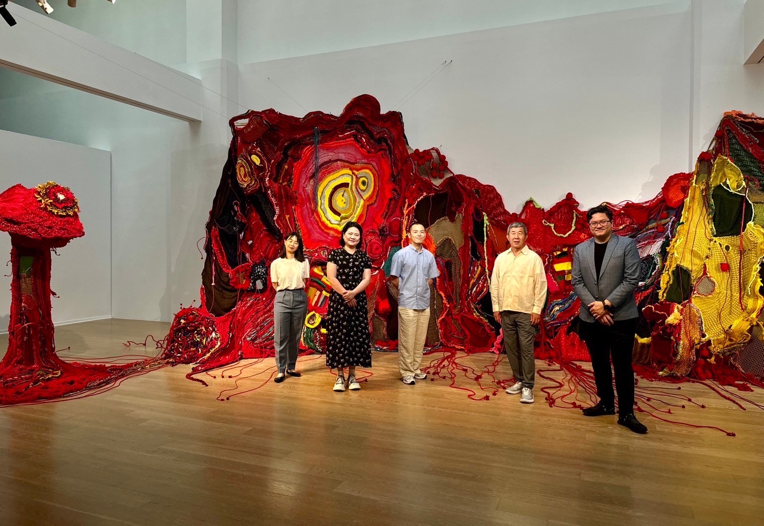 英國泰德現代美術館策展人李佳桓（Alvin Jiahuan Li）（中）也來到畫廊參觀「母神的備忘錄」。（尊彩藝術中心提供）