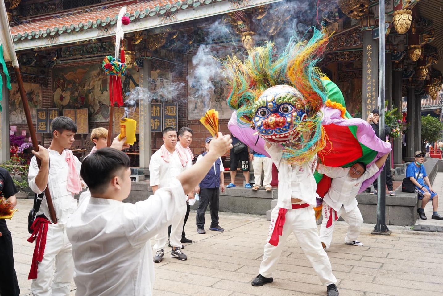 百年獅團「大龍峒金獅團」於三年一次的保生大帝聖誕遶境中，舞動著新興糊紙文化製作的新獅頭。（攝影／陳晞）