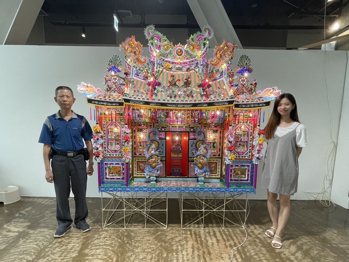 新興糊紙文化參展韓國清州工藝雙年展時，現場製作的糊紙屋。（新興糊紙文化提供）