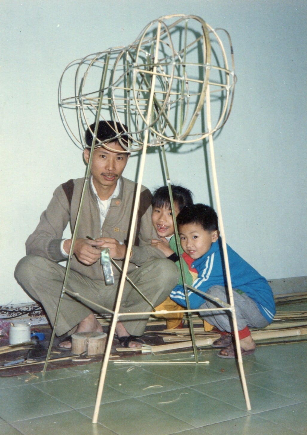 張徐沛、張宛瑩和張徐展三人合影（攝於1991年）。（新興糊紙文化提供）