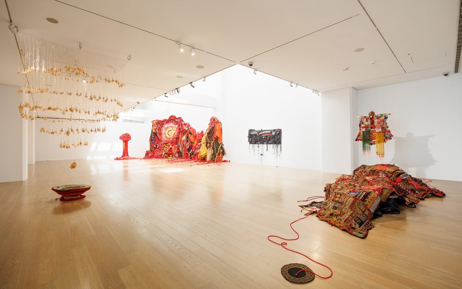 尊彩藝術中心「母神的備忘錄：武玉玲個展」現場。（尊彩藝術中心提供）