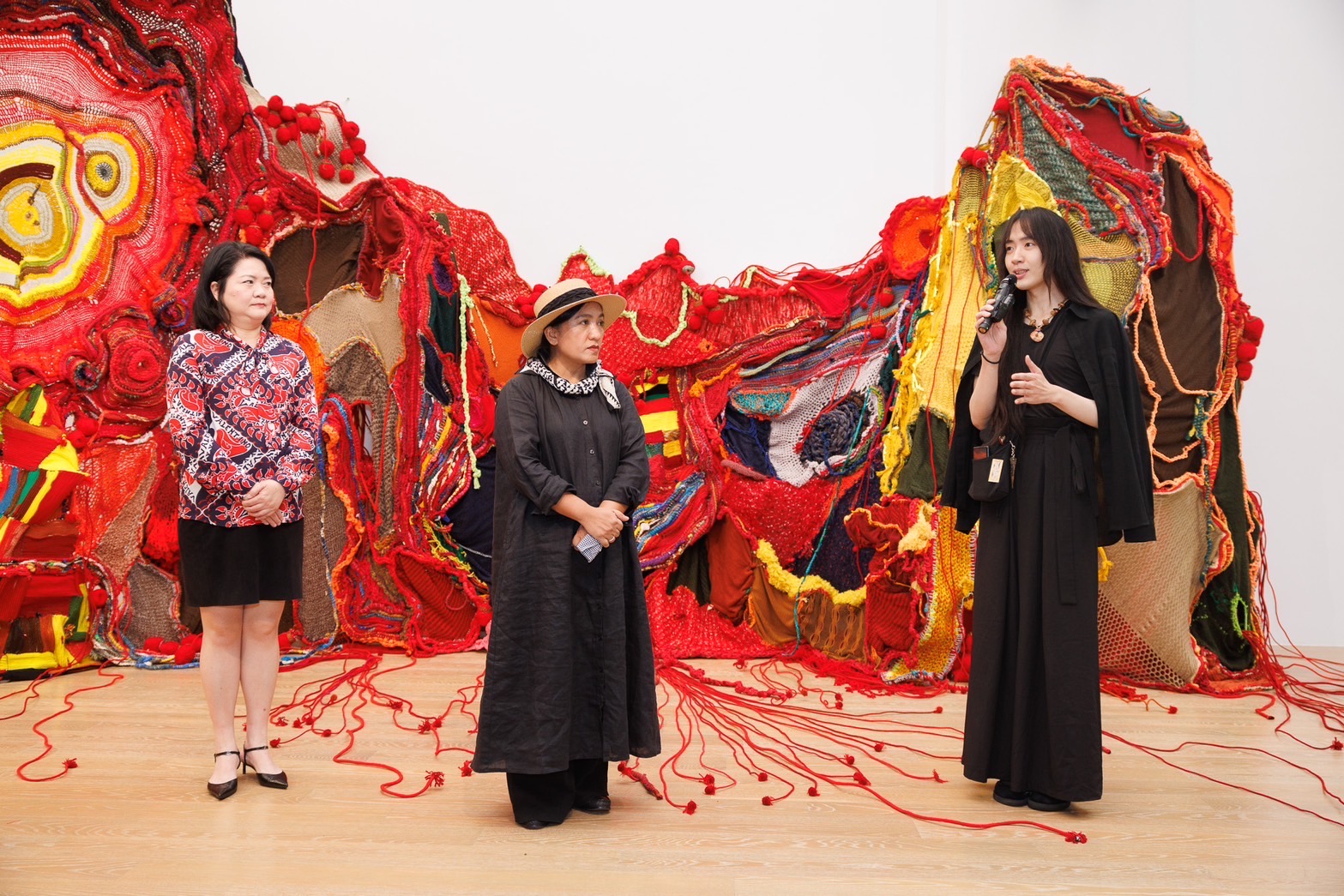 在策劃這檔個展之前，策展人呂瑋倫就曾以「母神」作為研究武玉玲創作的視角與命題。圖為尊彩藝術中心總經理陳菁螢、藝術家武玉玲與策展人呂瑋倫於「母神的備忘錄」展覽現場。（尊彩藝術中心提供）