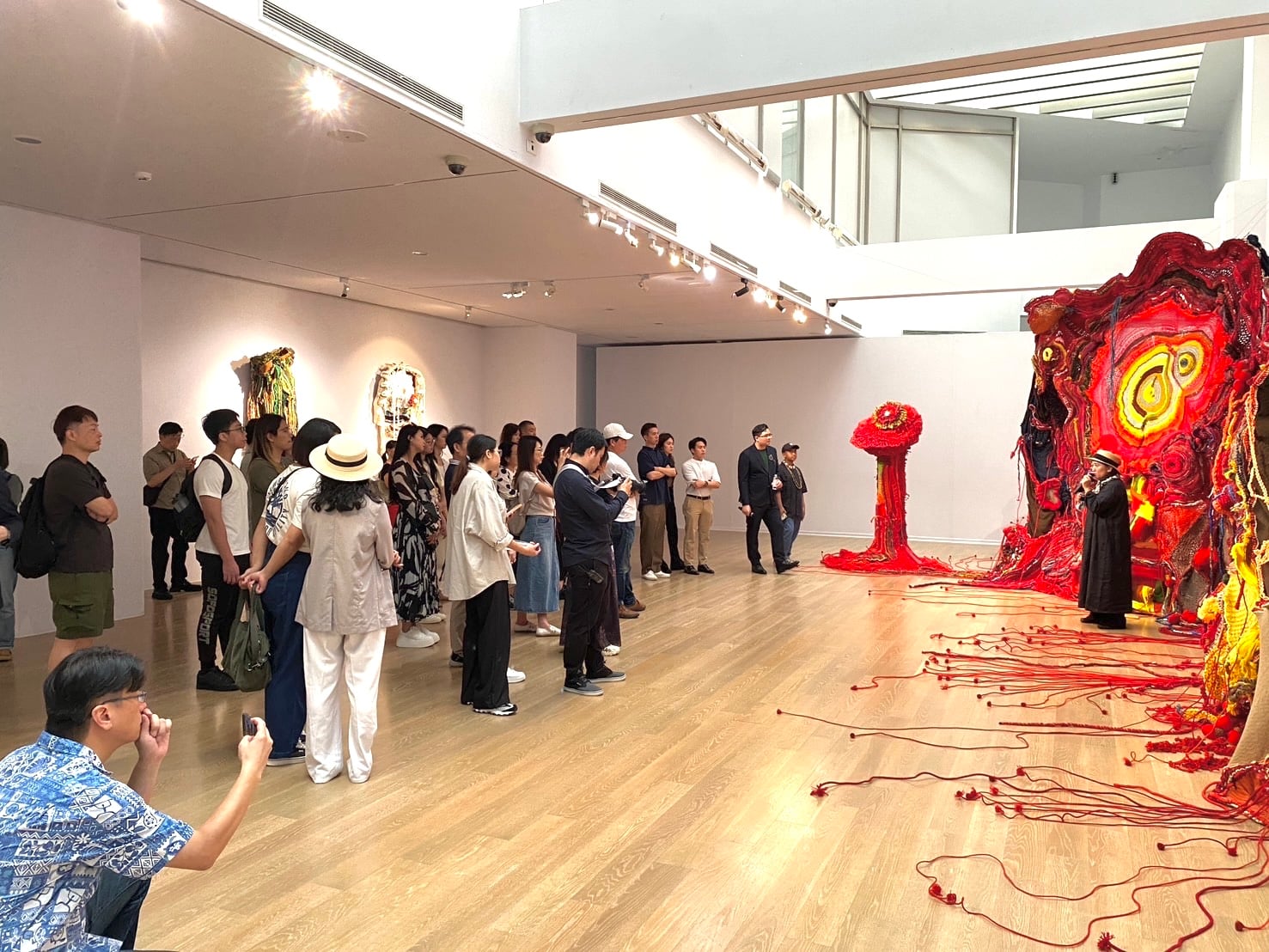 在尊彩藝術中心「母神的備忘錄：武玉玲個展」的開幕現場，出席的人除了藝術家親友團、藝術學者與策展人之外，還多了幾位藝術收藏界的中生代面孔。（本刊資料室）
