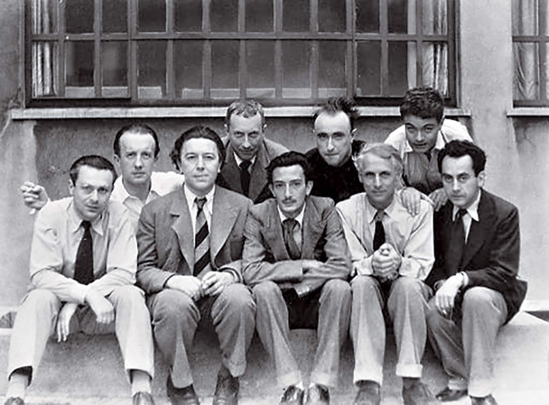 1929年，超現實主義藝術家，安德烈．布勒東、保羅．艾呂雅、馬克斯．恩斯特、薩爾瓦多．達利與曼．雷等人合照。（Public Domain）