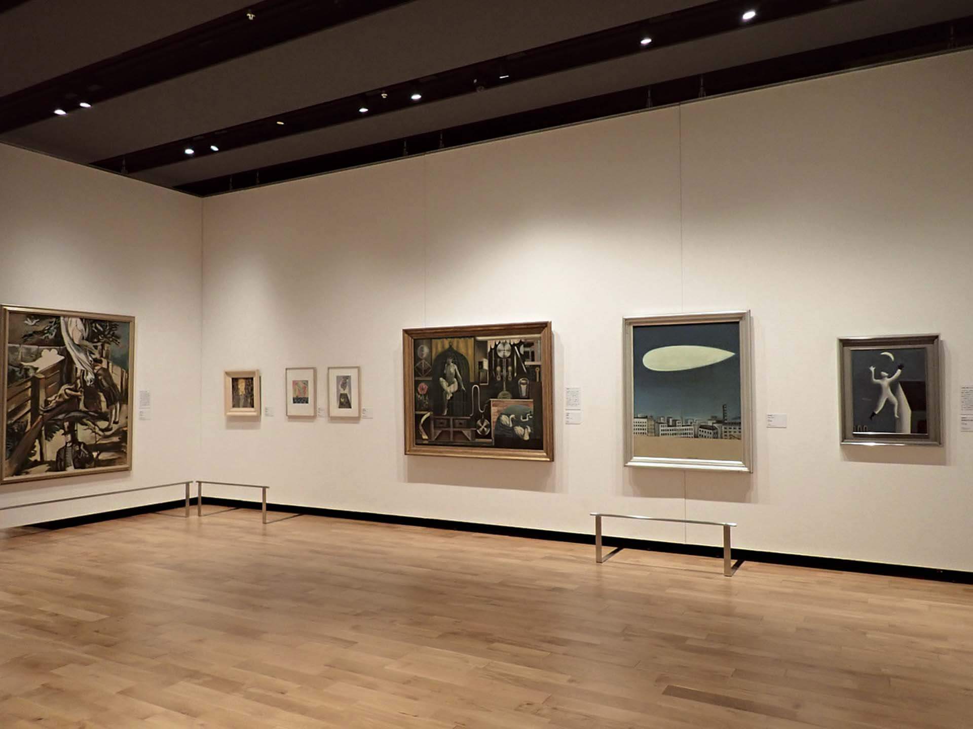 東京板橋區立美術館展出的「超現實主義宣言100年：超現實主義與日本」，「先驅者們」展區一隅。（Courtsey of板橋区立美術館）