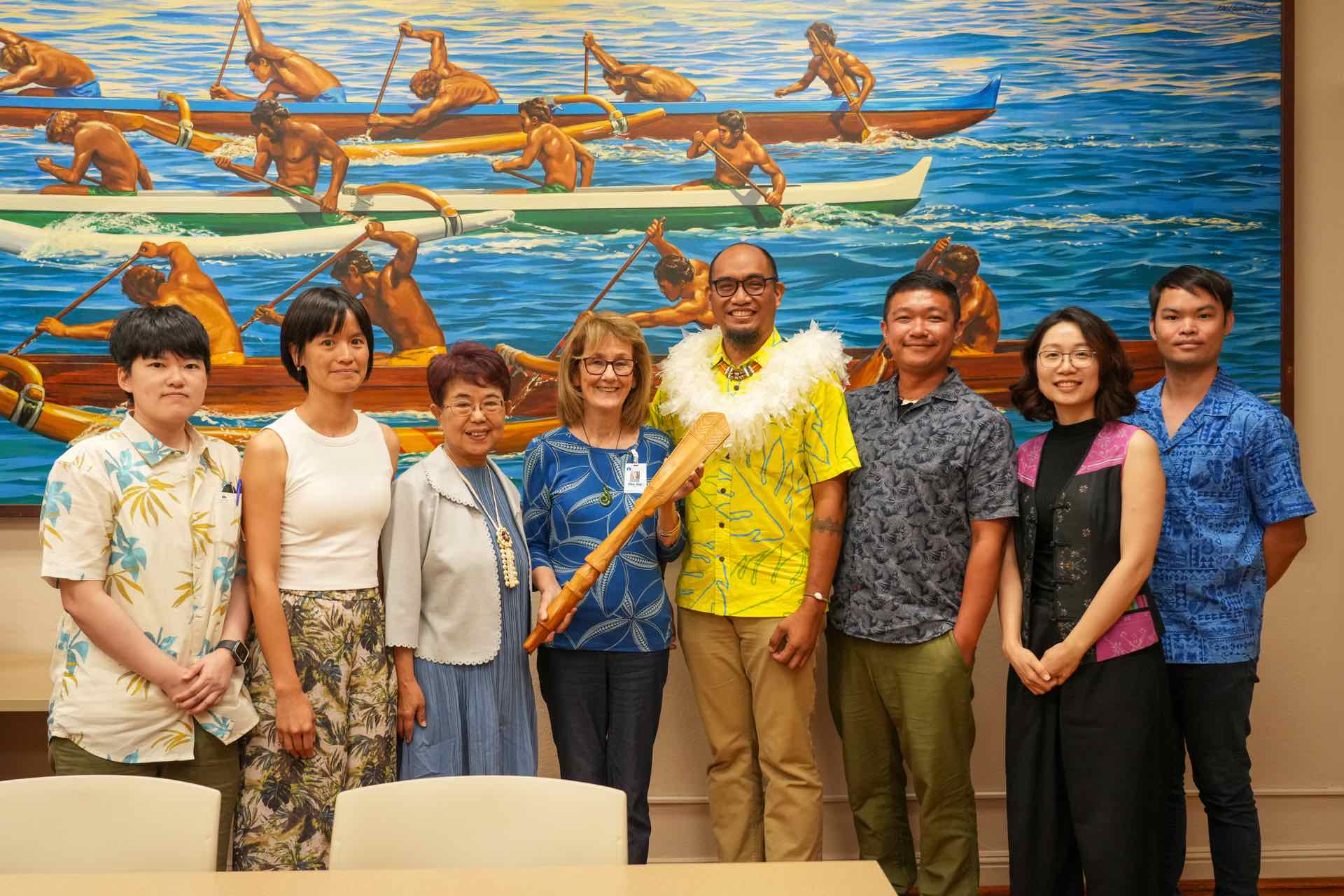 史前館團隊於太平洋藝術節期間拜訪比夏博物館，由館長Dee Jay Mailer熱情迎接。林芳誠提供