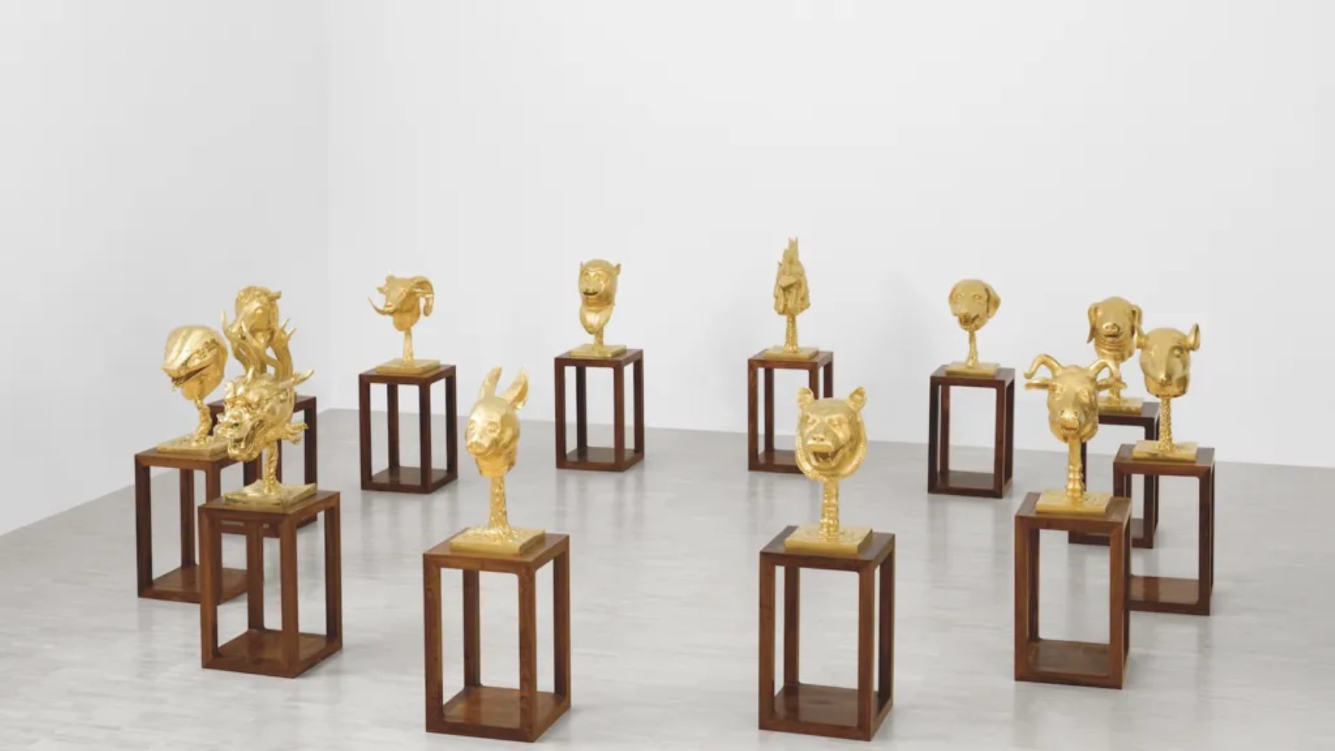 艾未未的《動物圈：12生肖獸首》（’Circle of Animals – Zodiac Heads’）於「模糊的昨天，註定的明天」（Ambiguous Yesterday, Fated Tomorrow…