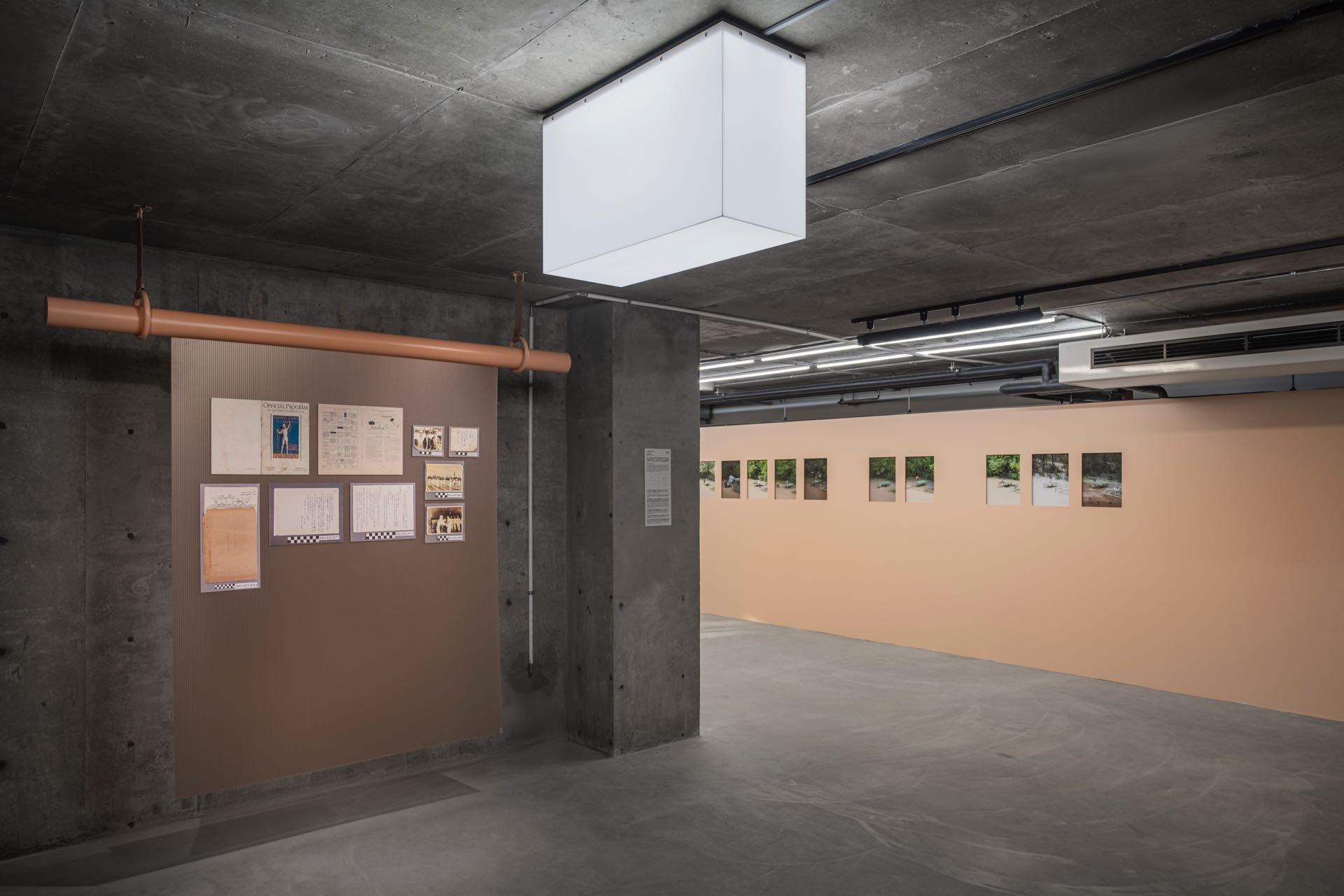 展覽首先以富安隼久《TTP》、麗娜‧波‧芭蒂 「SESC Pompéia的運動場」 的草圖、運動員張星賢的手稿與照片，開展我們對於「運動」的既定想像。圖為「體育課」展場一隅。新美館提供