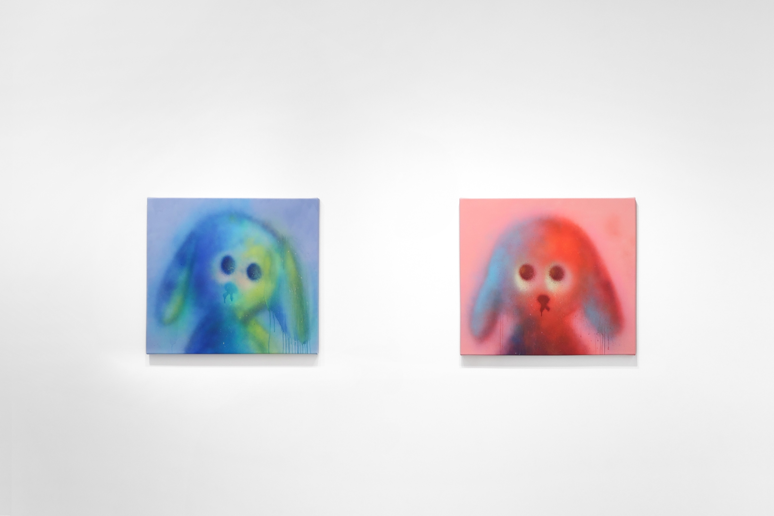 第一展間中展出兩幅色彩相應的畫布作品，圖左為《Cold Light》（2024）；圖右為《Innocent》（2024）。（圖／Dopeness Art Lab）