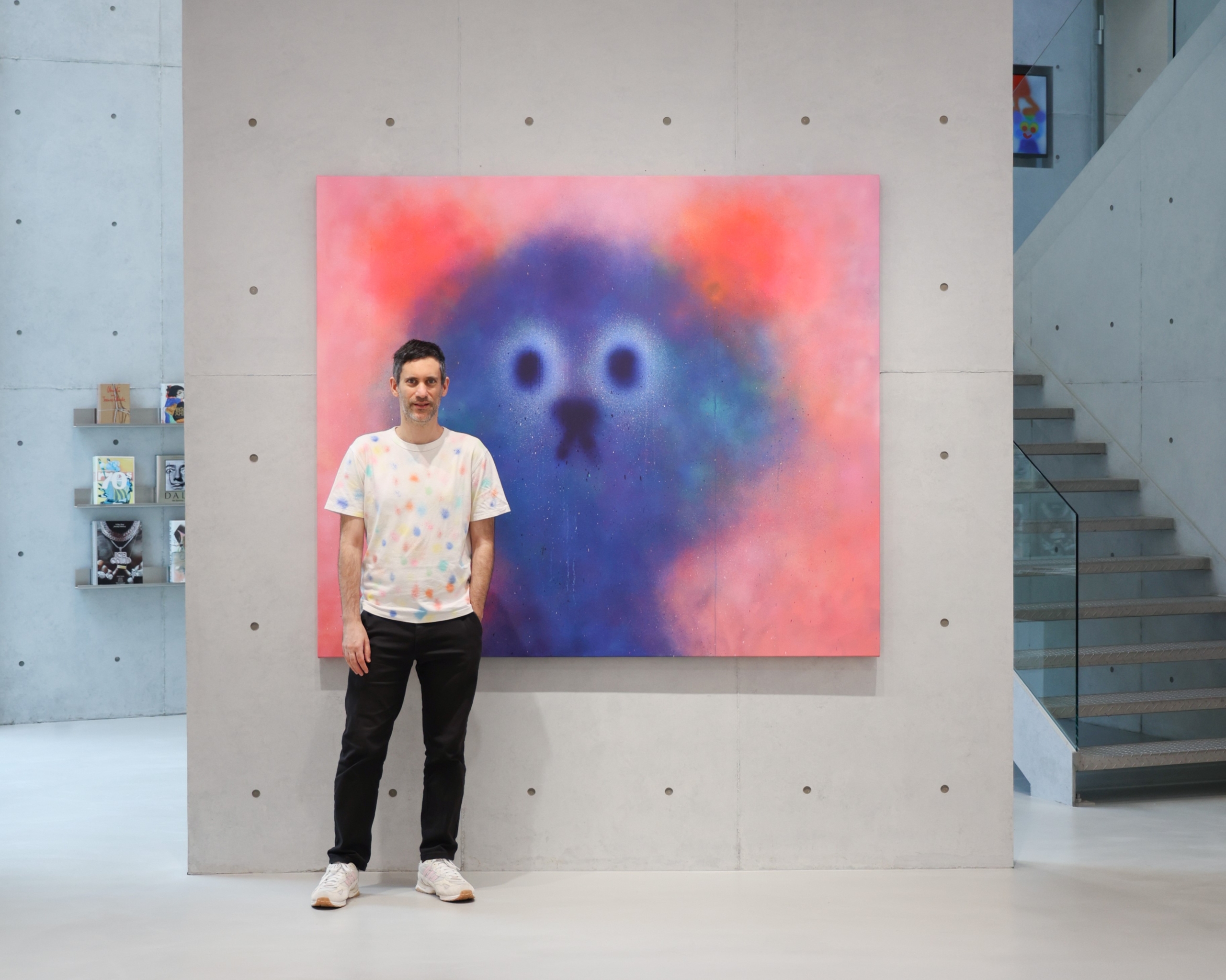 藝術家喬恩．柏格曼與第一展間中《Monoxides》（2023）一作。（圖／Dopeness Art Lab）