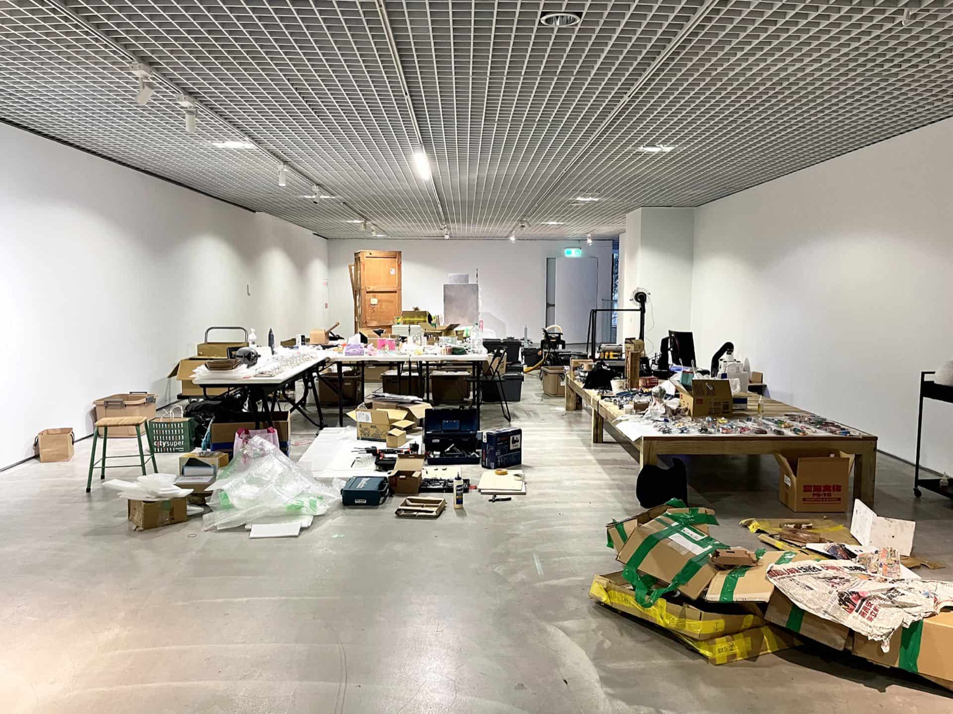 北師美術館三樓展間成為張立人的臨時工作室。3月14日。（攝影／謝鎮逸）
