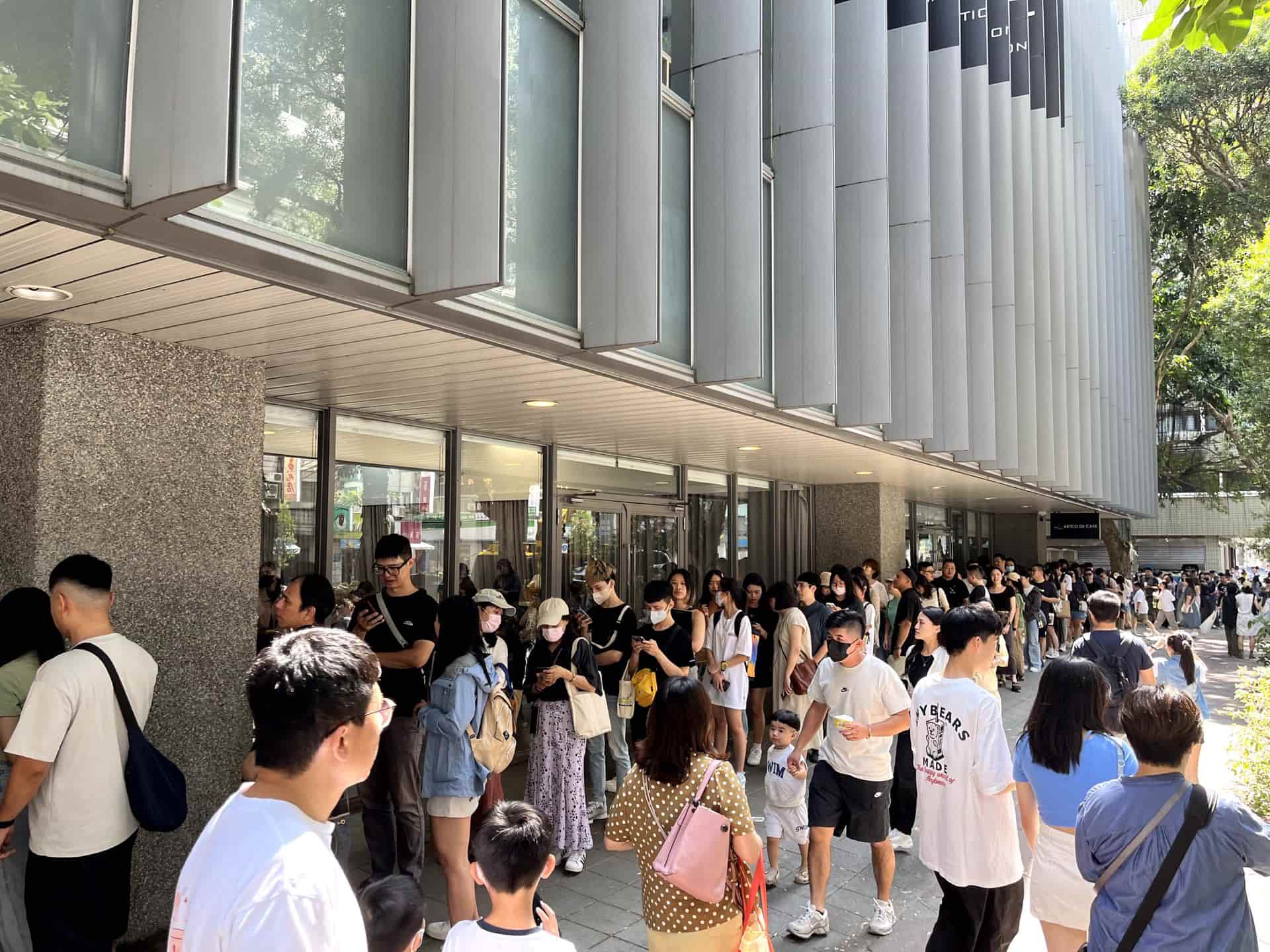 週六下午，北師美術館湧現排隊人潮。5月18日。（攝影／謝鎮逸）