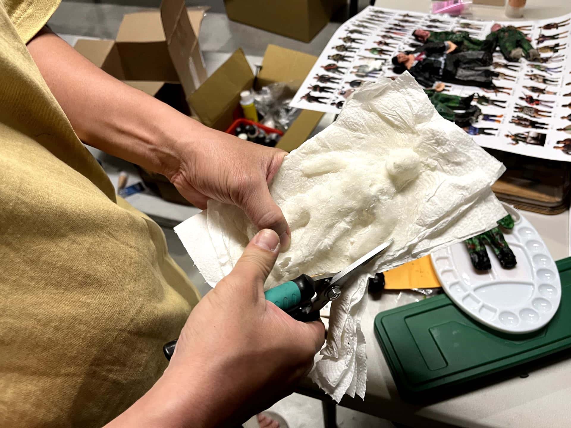 用美工剪刀將人偶粗胚裁剪出人形。3月29日。（攝影／謝鎮逸）
