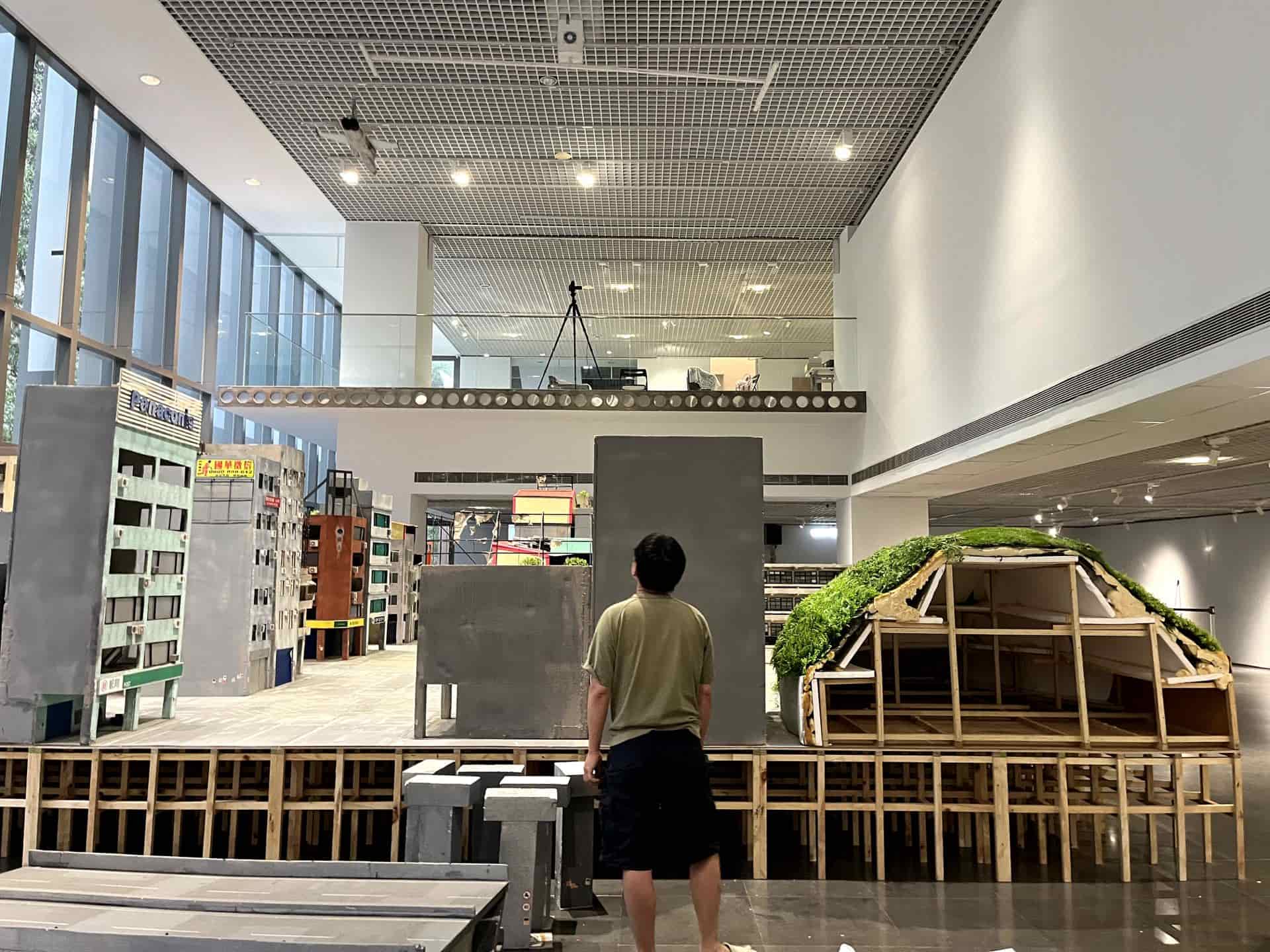 城市場景模型安裝作業中。4月2日。（攝影／謝鎮逸）
