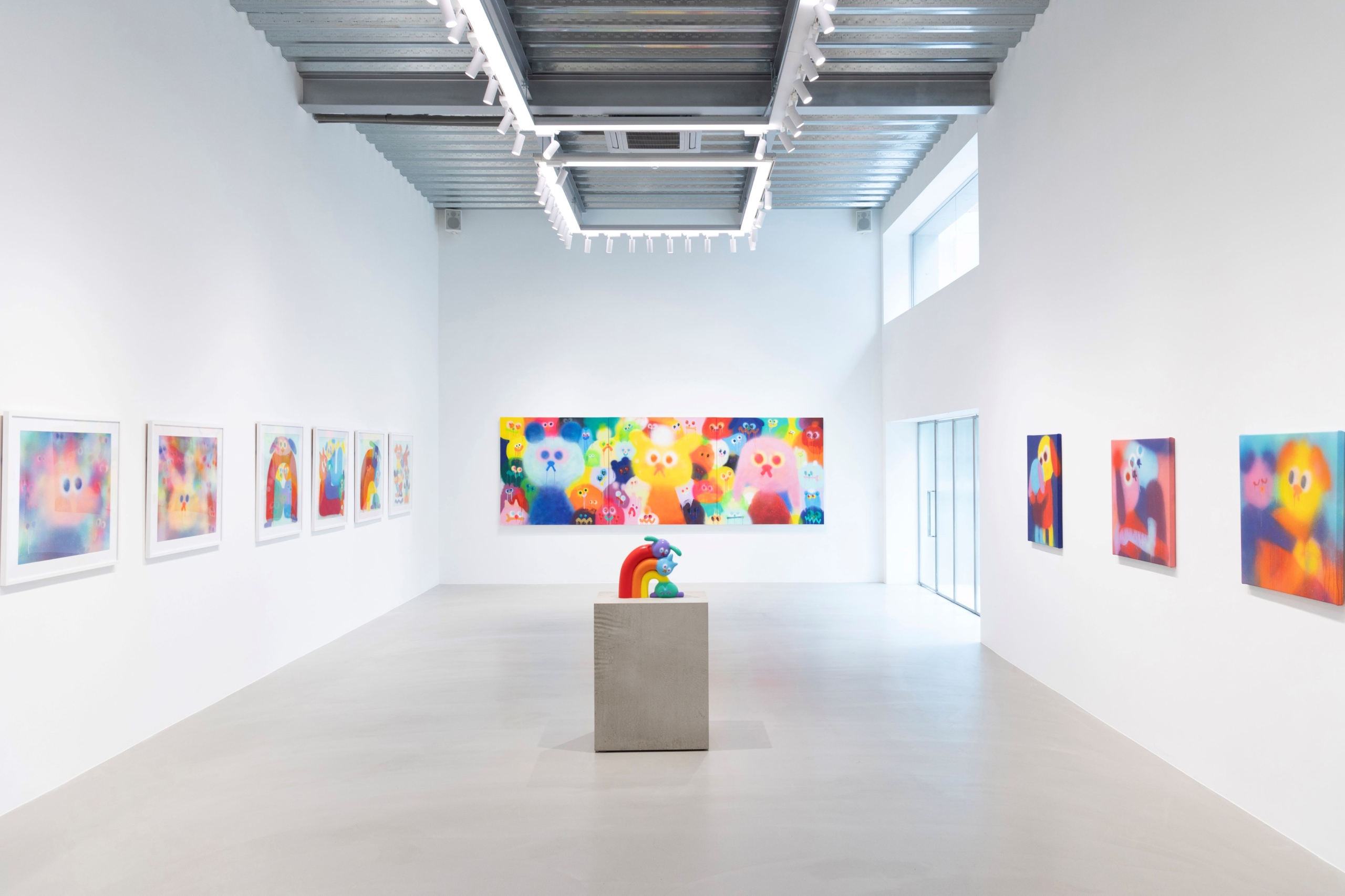 在第二展間右方，展出《Fantasy hug from my dad》、《Eye to eye》等聚焦於個體與個體間的情感與關係之作。（圖／Dopeness Art Lab）