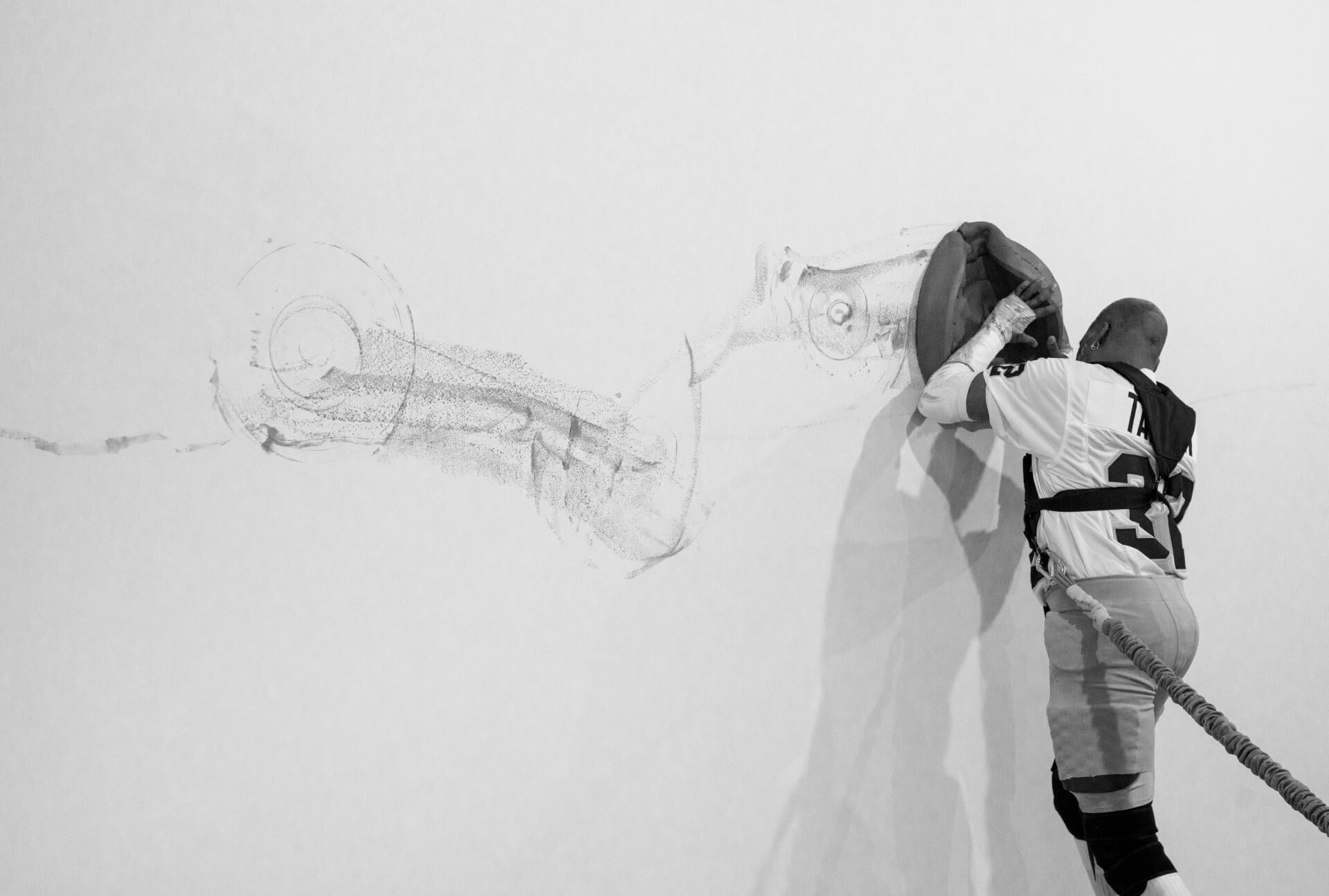 巴尼以陶土在展覽現場繪出《約束繪畫 27》（2024），作為延續其早期《約束繪畫》（1987）錄像系列的新篇章。（攝影／Justin Westover，© Matthew Barney）