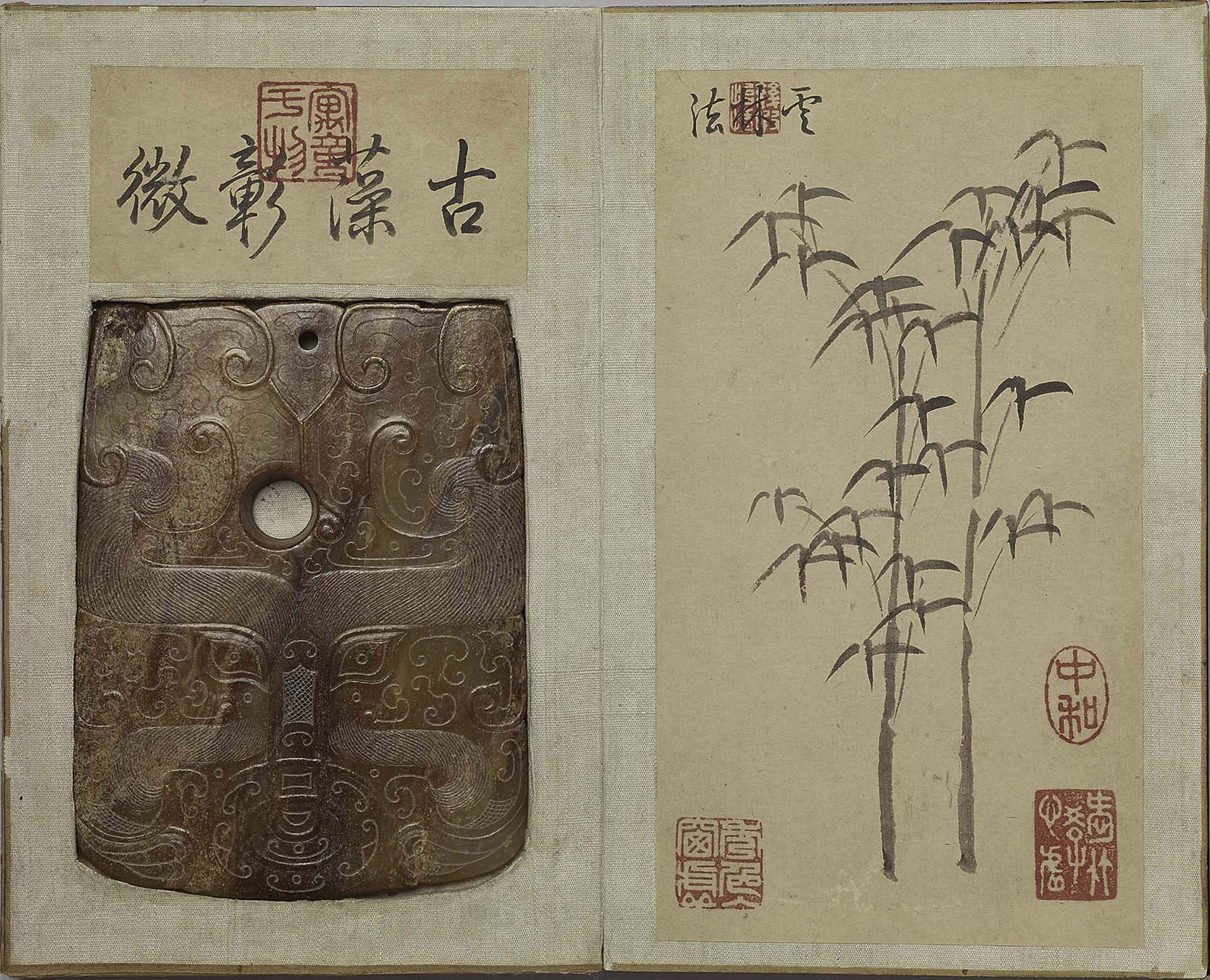 圖5 大汶口文化中晚期〈玉鉞〉，紋飾為明晚期至清早期後加，閃玉，長10.2公分，寬7.8公分，厚1公分；清乾隆〈「鑒揚瑰黼」木匣〉，長10.2公分，國立故宮博物院藏。