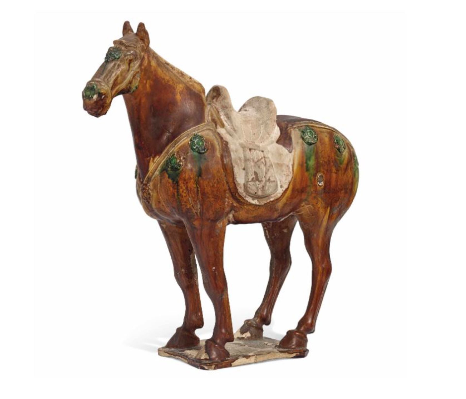 《唐三彩陶馬》來源：英國私人珍藏，1975年5月12日倫敦佳士得拍賣，拍品第65號。此器經英國牛津熱釋光測試（測試編號C117e80），證實年份為唐代。（©佳士得）