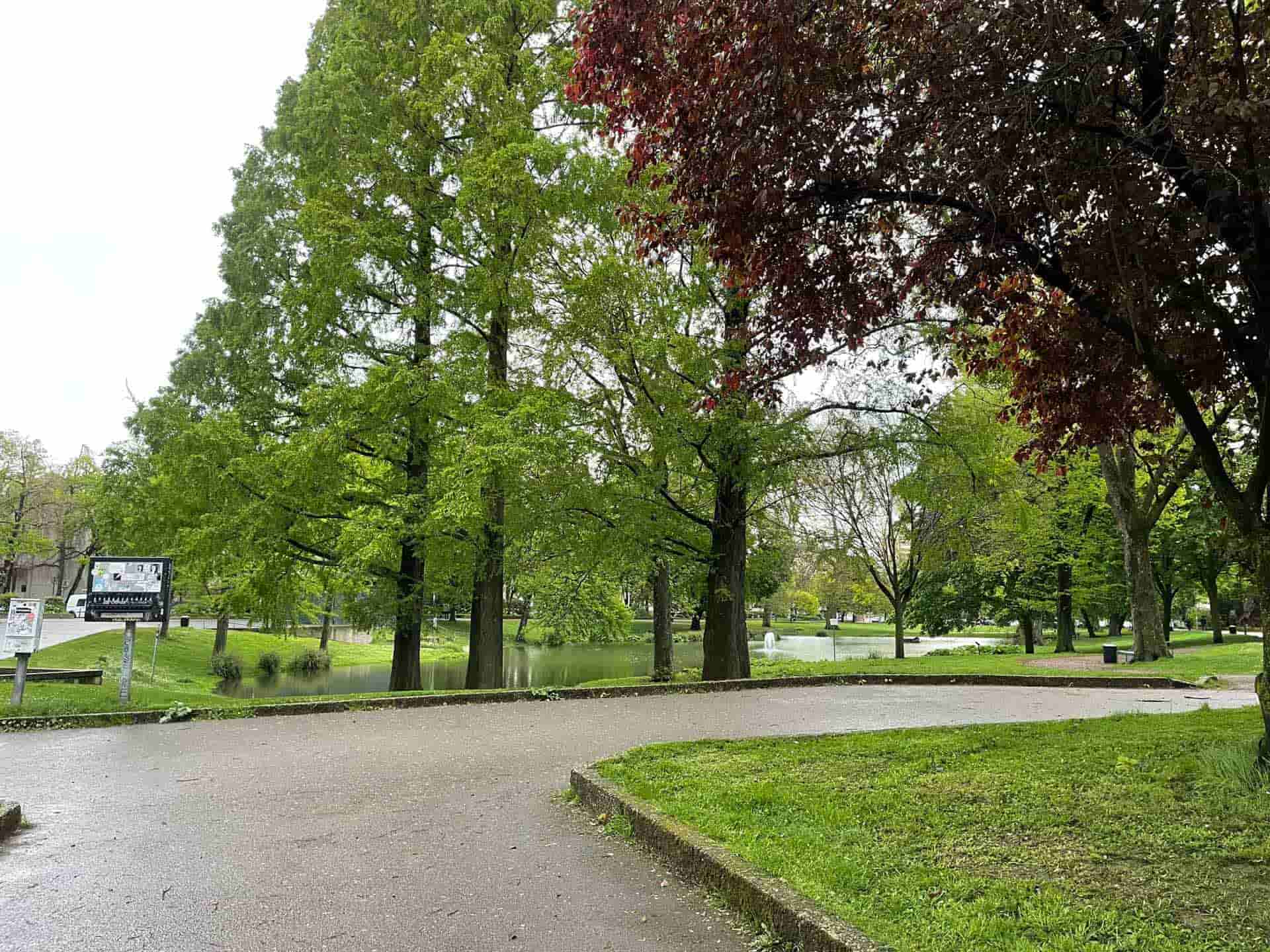 Ebert廣場隔著Ebert小徑另一側的公園，此處逗留的移民與販售者多來自於北非。（李奎壁攝於20240415）