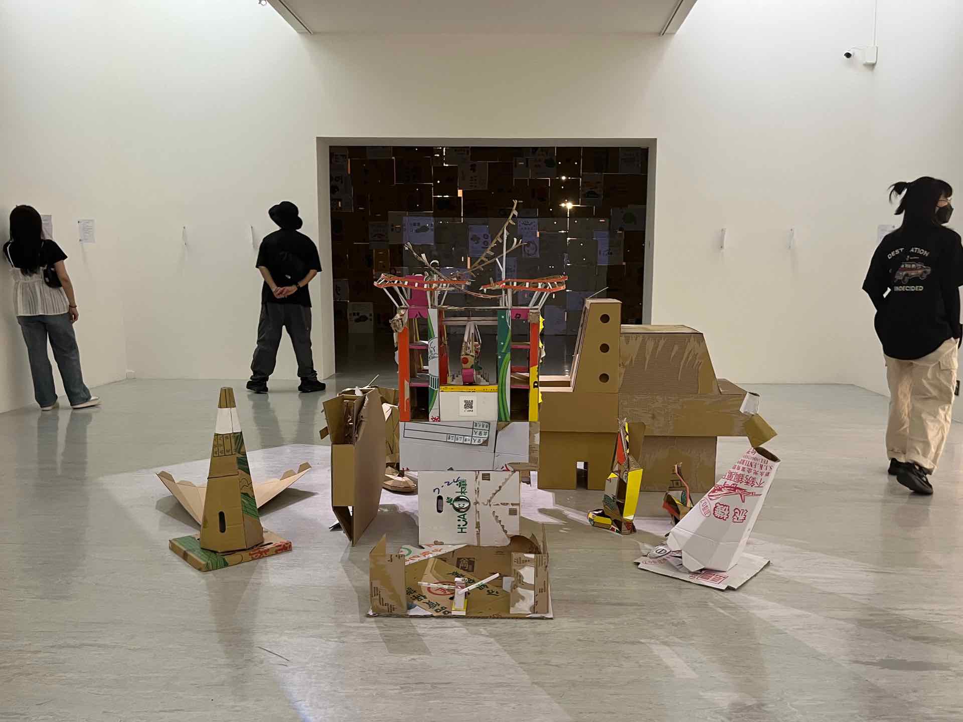 四個展場的交界處，一座「紙箱製成的遊樂園」模型，被廢棄在動線的交會點。