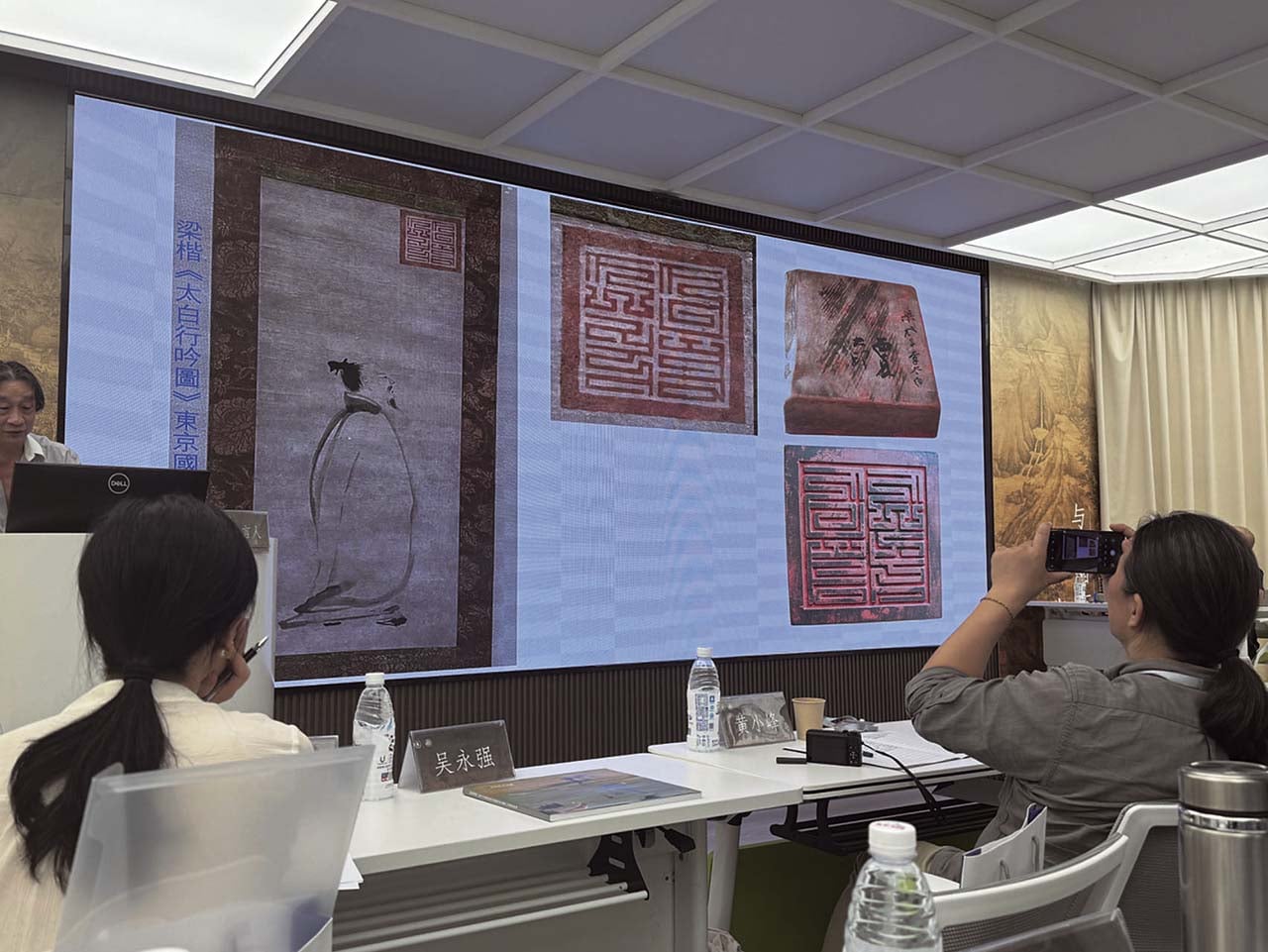 弗利爾美術館藏的張大千木製「偽印」中，其中一方以墨書標註「梁風子李太白。西夏大印」，與今日東京博物館藏的南宋梁楷〈太白行吟圖〉，打印效果完全一致，證實了這批印章與張大千作偽活動的關聯。圖／張子寧授權，羅啟倫拍攝。