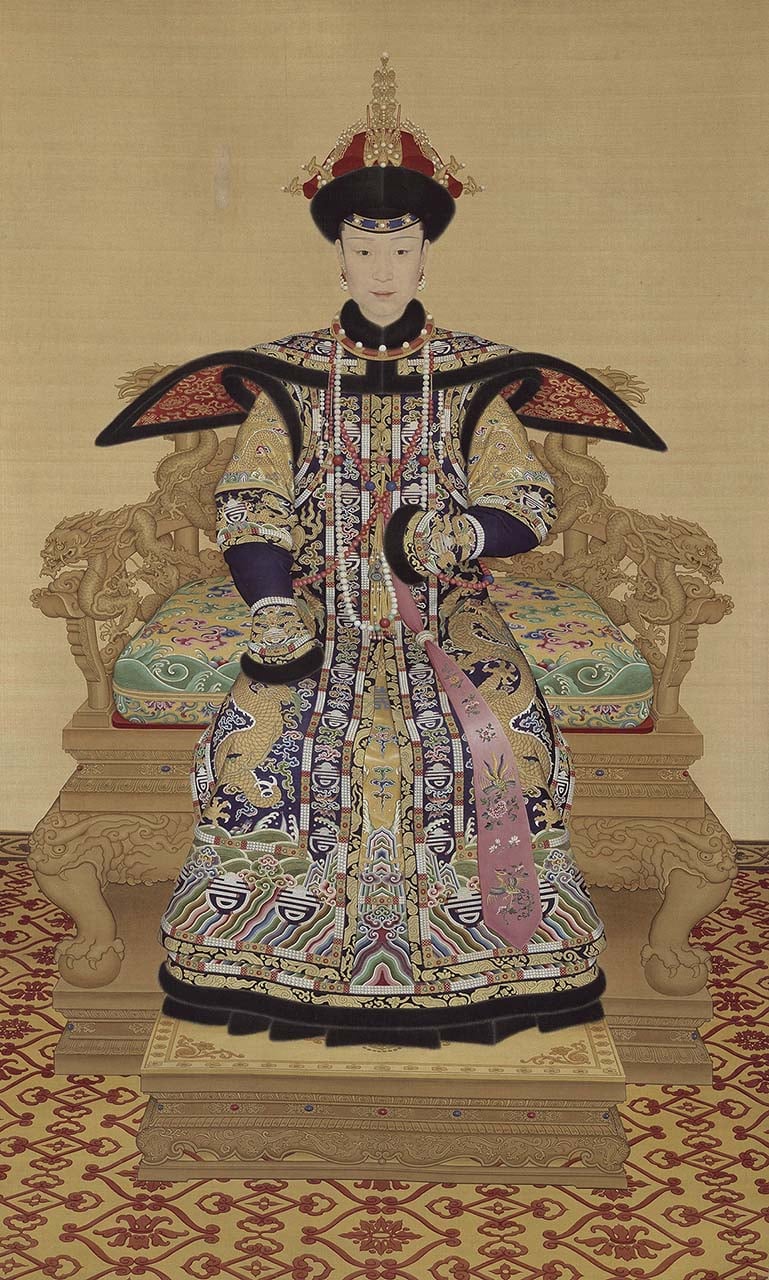 清〈孝賢純皇后朝服像〉，絹本設色，94.8×116.2公分，孝賢純皇后為乾隆第一任皇后，於畫中穿著正式朝服，穿戴領約、耳飾、彩帨及朝珠，北京故宮博物院藏。