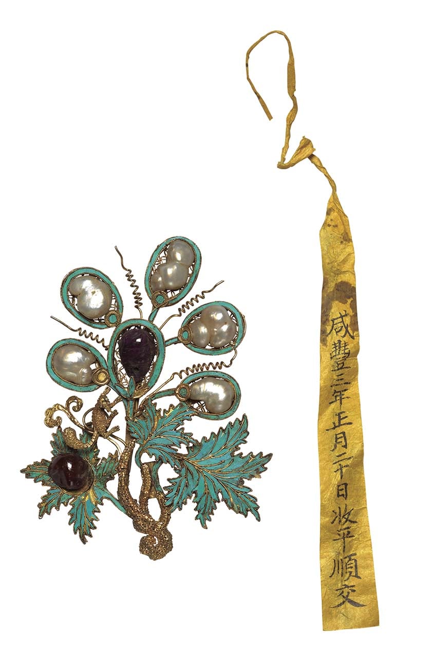 清乾隆〈銀鍍金松鼠葡萄簪首〉其中一只，長9公分，寬7公分。工匠用點翠裝飾葡萄藤葉面，葉間用巴洛克變形珠和藍寶石點綴，金屬刻成的松鼠穿梭其間，國立故宮博物院藏。©國立故宮博物院Open Data