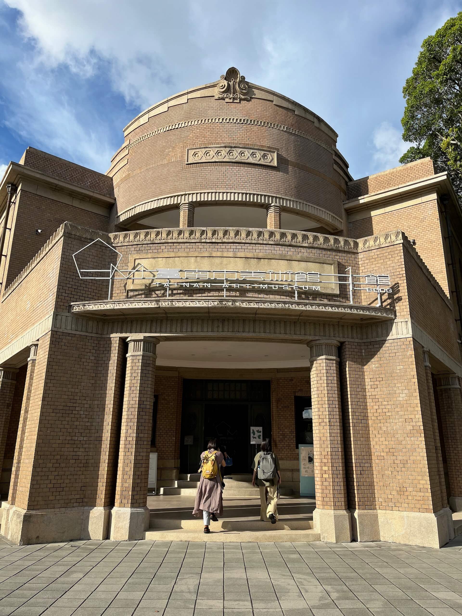 臺南市美術館1館建築前身為臺南警察署，是戒嚴時期許多南臺灣政治犯被捕後、首要接受訊問的地點。隨著第一屆「臺南人權月」的舉辦，此處埋藏多年的秘密訊問史也隨之浮上檯面。（攝影／蔡昕縈）
