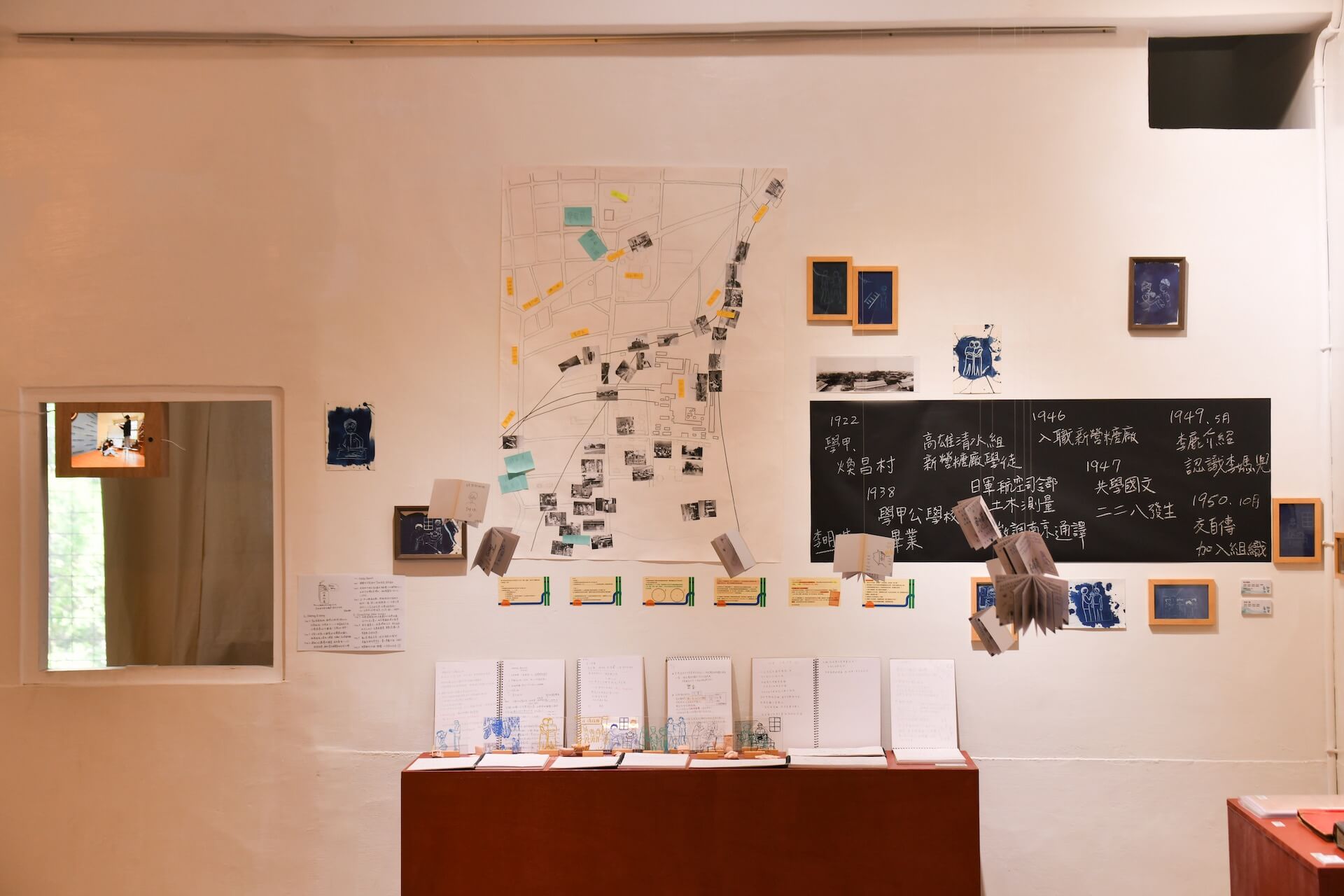 新營曬書店呈現由藝術家李意婕帶領新營高中同學完成，以李明珠與新營在地白恐事件為主題的故事地圖，過程中蒐集使用的歷史照片、檔案文件等等也一同於現場展出。（攝影／吳欣穎，臺南市政府文化局提供）