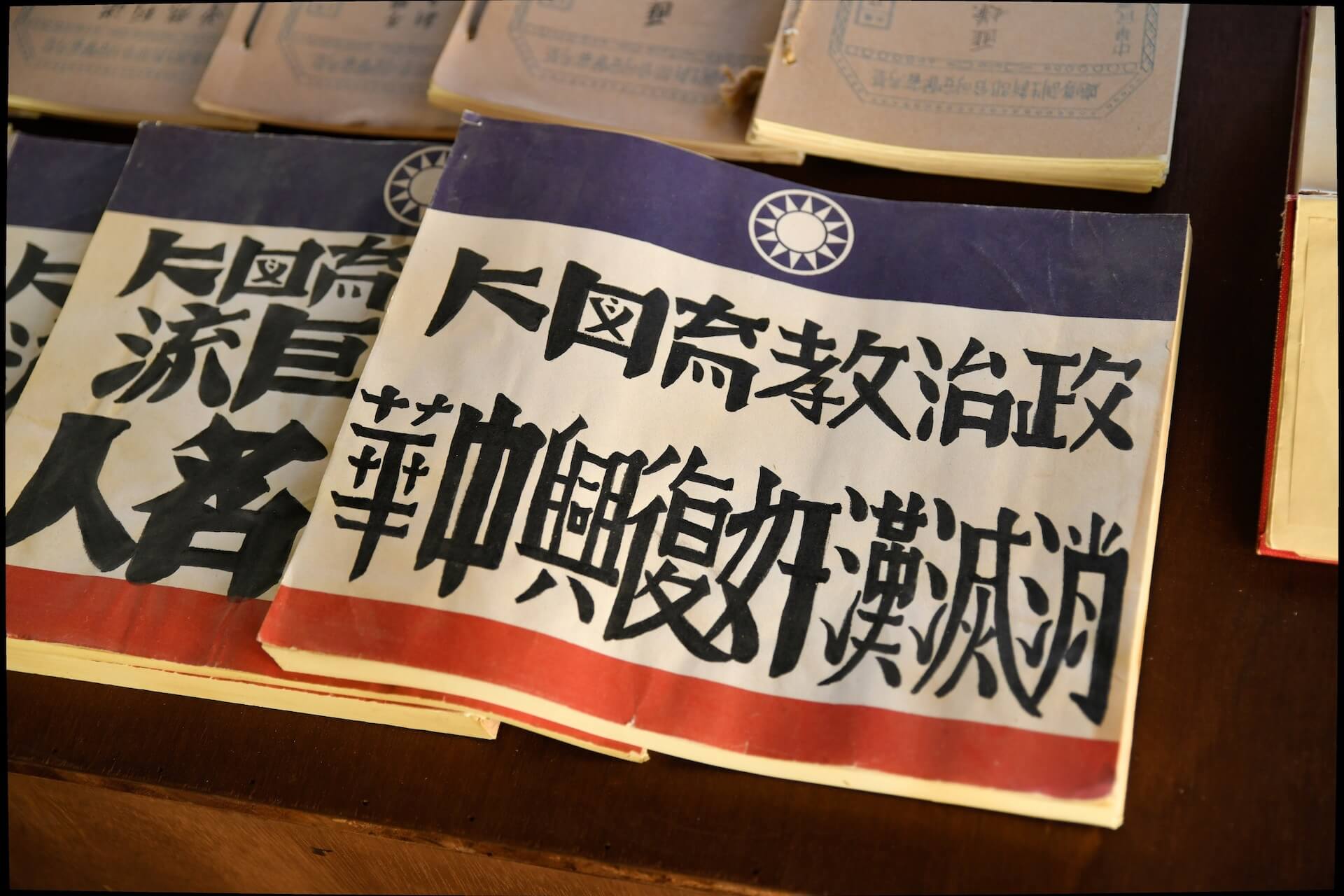 愛國婦人會館一樓展區呈現美術設計人員根據史實製作出的各式拍攝道具。（攝影／吳欣穎，臺南市政府文化局提供）
