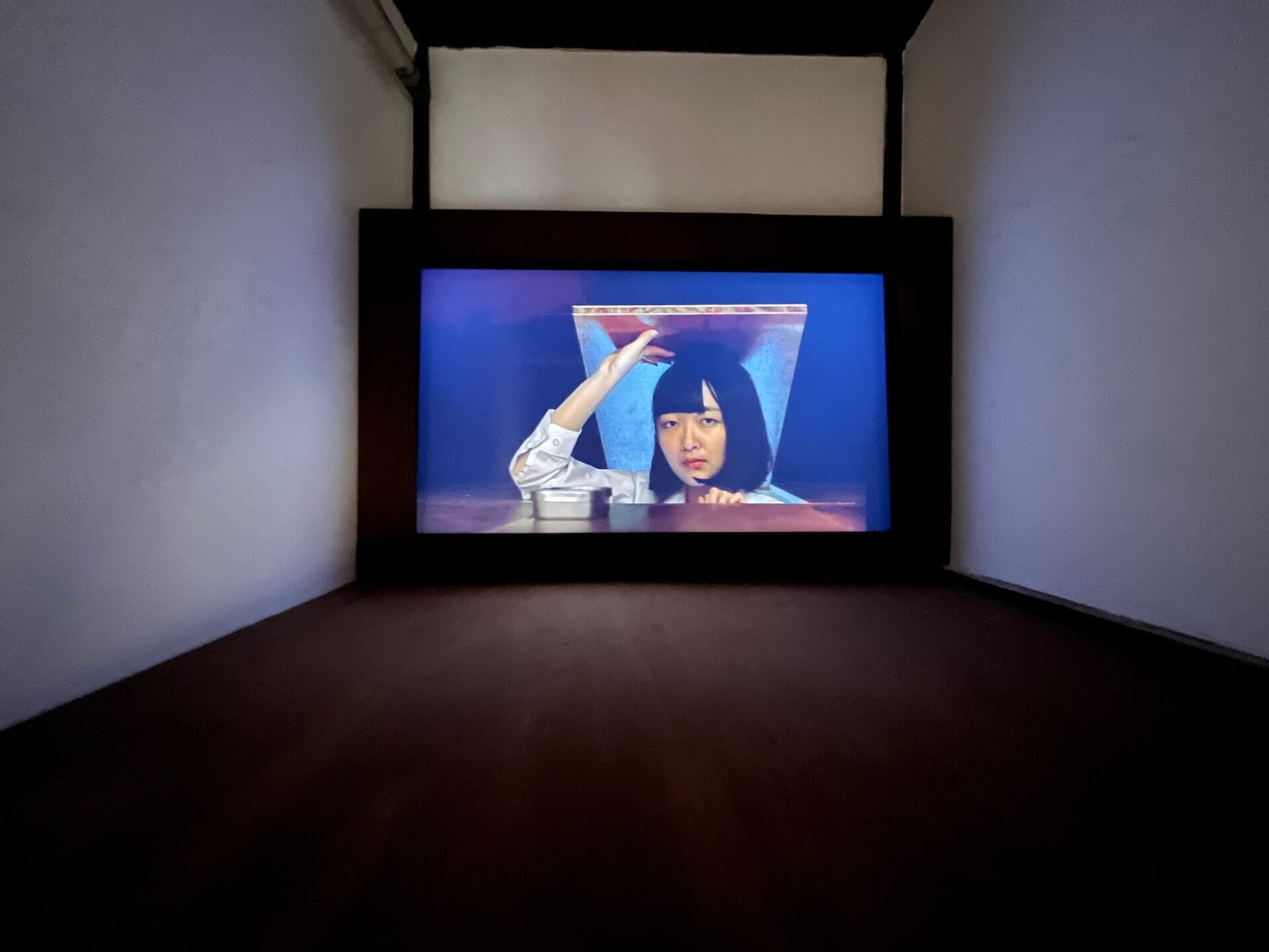 愛國婦人會館三樓展場內，試著重現已不復存在的施水環宿舍天花板隔層，讓觀眾從施至成的視角，看見探頭關心的姊姊施水環，由此一步步走進這對姐弟命運多舛的人生。（攝影／蔡昕縈）