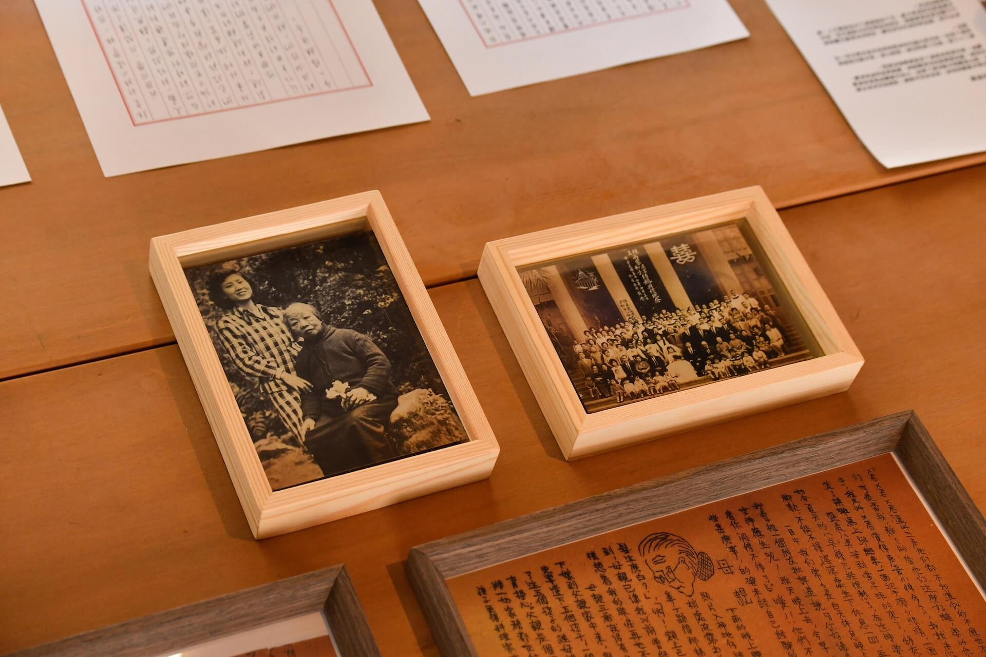 施水環與母親合照於愛國婦人會館展出。（攝影／吳欣穎，臺南市政府文化局提供）