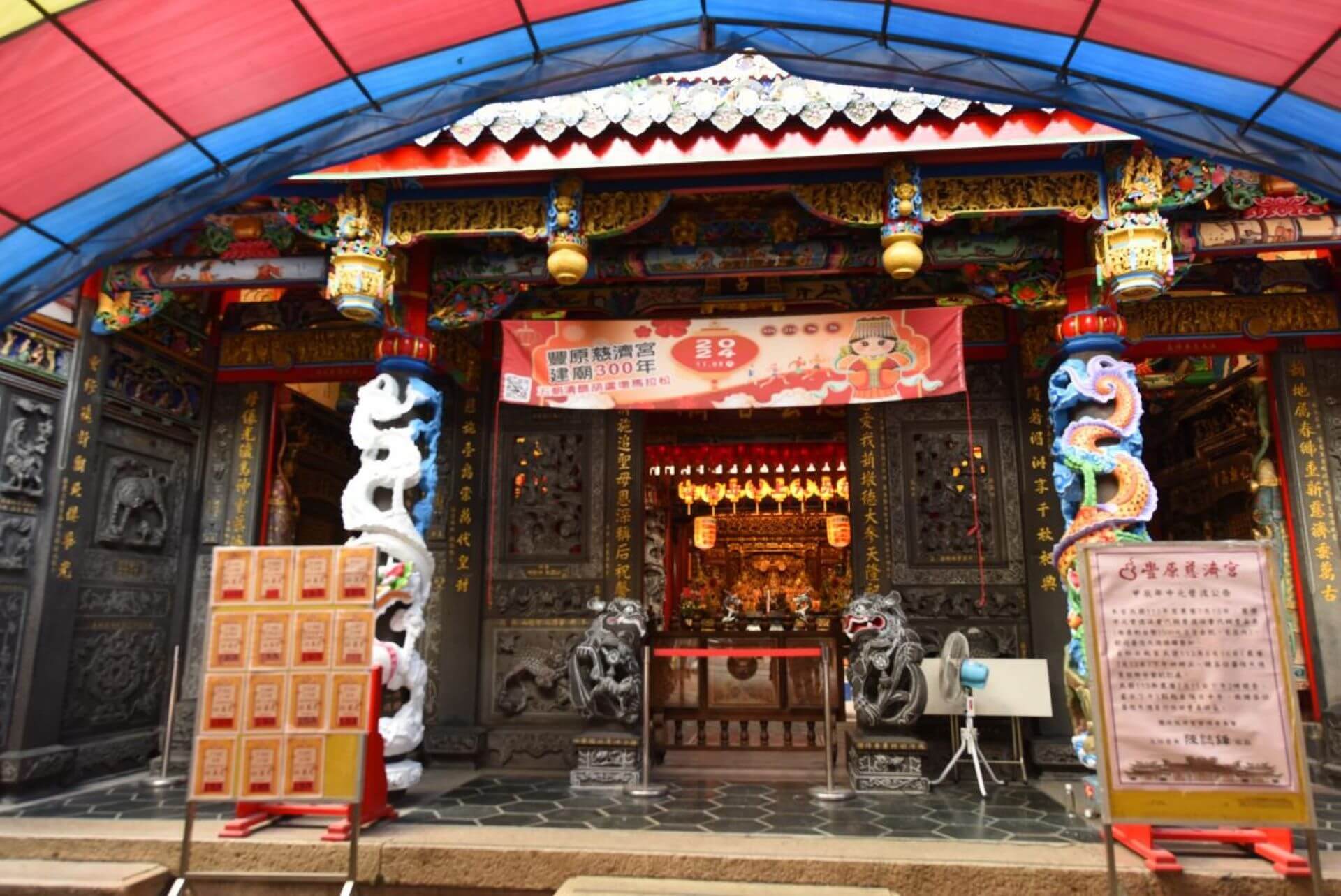 建醮前彩繪一半的石雕龍柱。（攝影／蕭文杰）
